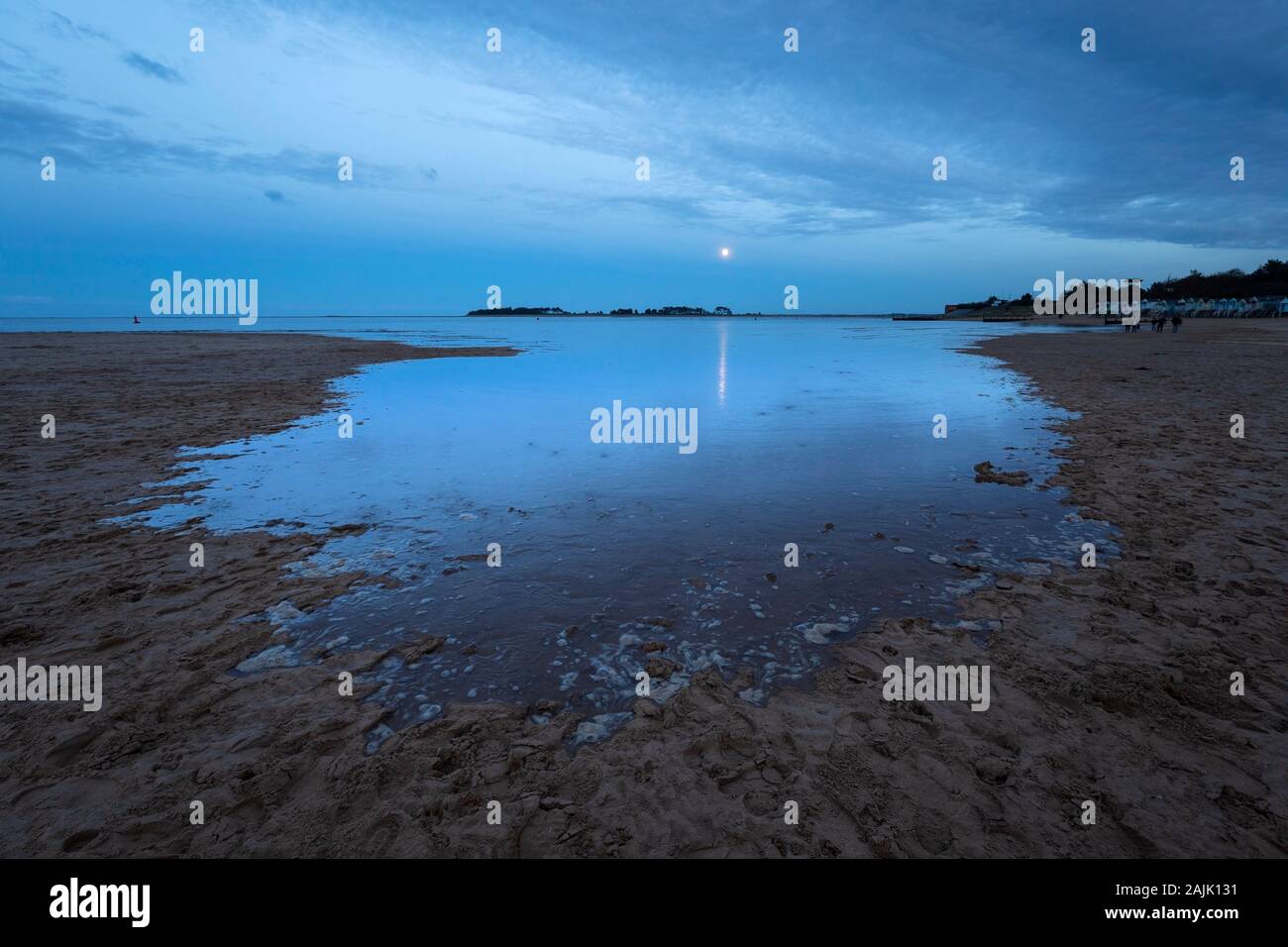 Marea in arrivo al tramonto con luna piena a Wells vicino alla spiaggia del mare, Wells-next-the-Sea, Norfolk, Inghilterra, Regno Unito, Europa Foto Stock