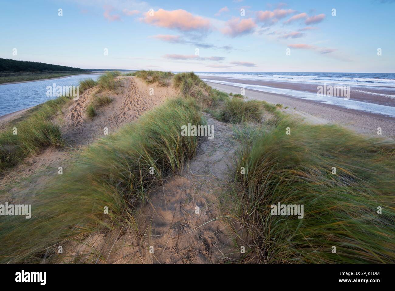 Alba sulle dune di sabbia di Wells accanto alla spiaggia del mare con alta marea, Wells-next-the-Sea, Norfolk, Inghilterra, Regno Unito, Europa Foto Stock
