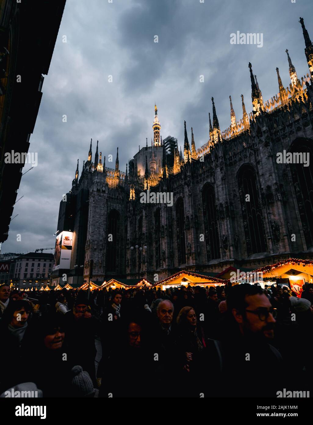La fotografia notturna di Milano, nel tempo di Natale, la cima del duomo con la golden "la Madonnina' e le guglie gotiche Foto Stock