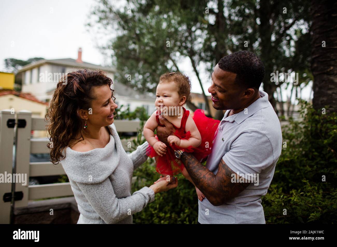 Coppia biraciale che tiene & sorride a Baby Foto Stock