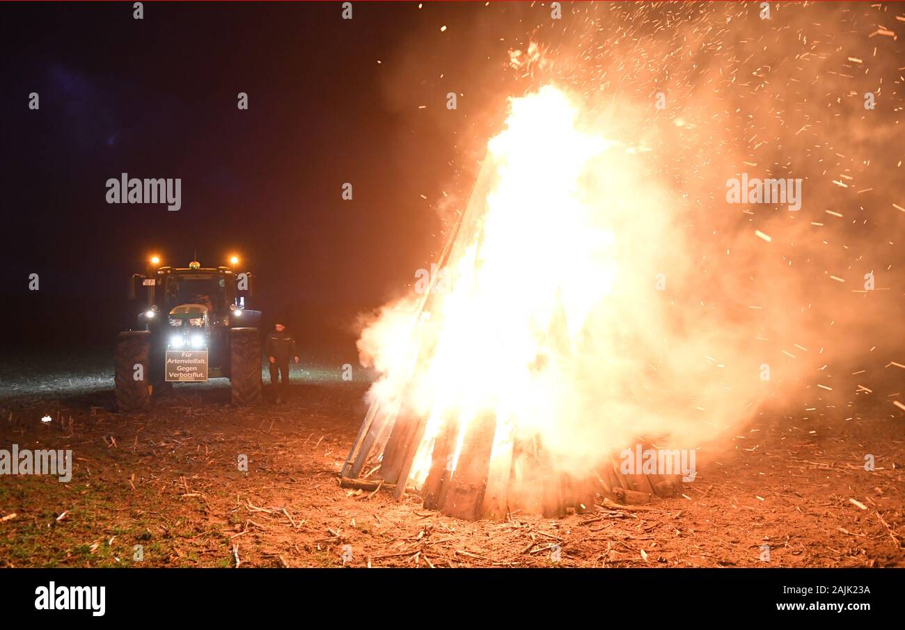 A Kemnitz Neundorf, Germania. 04 gen, 2020. Un incendio è stata incredibilmente su un campo in Kemnitz-Neuendorf vicino a Greifswald. L'iniziativa "Terra schafft Verbindung' nel meclemburgopomerania occidentale ha utilizzato gli incendi di avvertimento per richiamare l attenzione sulla situazione degli agricoltori. Secondo gli organizzatori, la situazione dell'agricoltura regionale è critica. Le attuali politiche agricole e ambientali è di mettere in pericolo le aziende agricole e le persone socialmente desiderato cibo regionale della produzione e non vi è alcuna garanzia per di più le acque sotterranee, ambientale e di protezione degli animali. Credito: Stefan Sauer/dpa/Alamy Live News Foto Stock