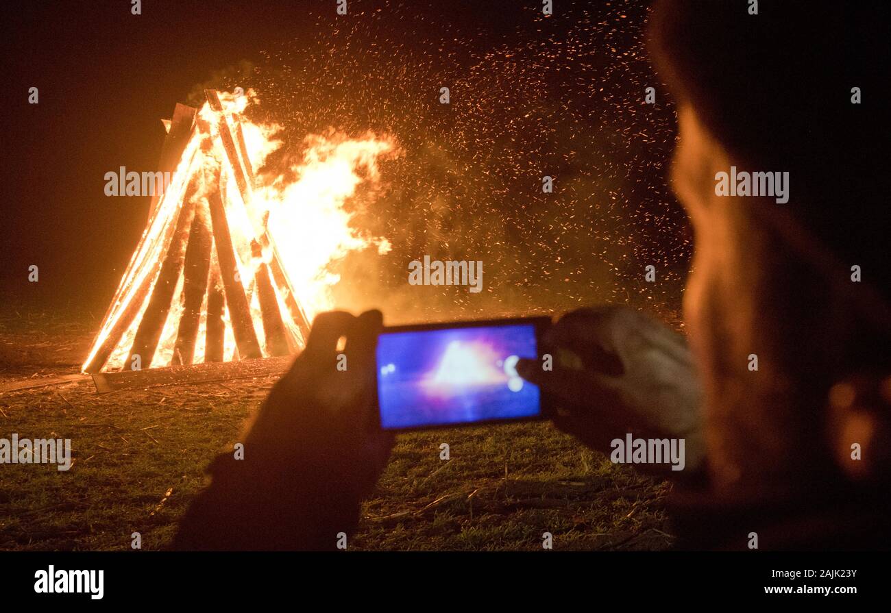 A Kemnitz Neundorf, Germania. 04 gen, 2020. Un incendio è stata incredibilmente su un campo in Kemnitz-Neuendorf vicino a Greifswald. L'iniziativa "Terra schafft Verbindung' nel meclemburgopomerania occidentale ha utilizzato gli incendi di avvertimento per richiamare l attenzione sulla situazione degli agricoltori. Secondo gli organizzatori, la situazione dell'agricoltura regionale è critica. Le attuali politiche agricole e ambientali è di mettere in pericolo le aziende agricole e le persone socialmente desiderato cibo regionale della produzione e non vi è alcuna garanzia per di più le acque sotterranee, ambientale e di protezione degli animali. Credito: Stefan Sauer/dpa/Alamy Live News Foto Stock