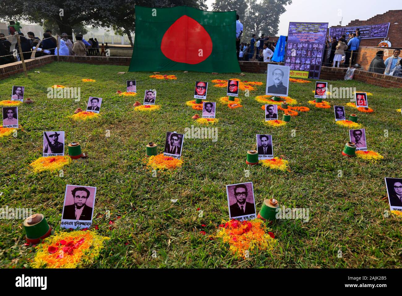 Ritratti di intellettuali martirizzati a display Rayerbazar martirizzati intellettuali Memorial su martirizzati intellettuali giorno. Dacca in Bangladesh Foto Stock