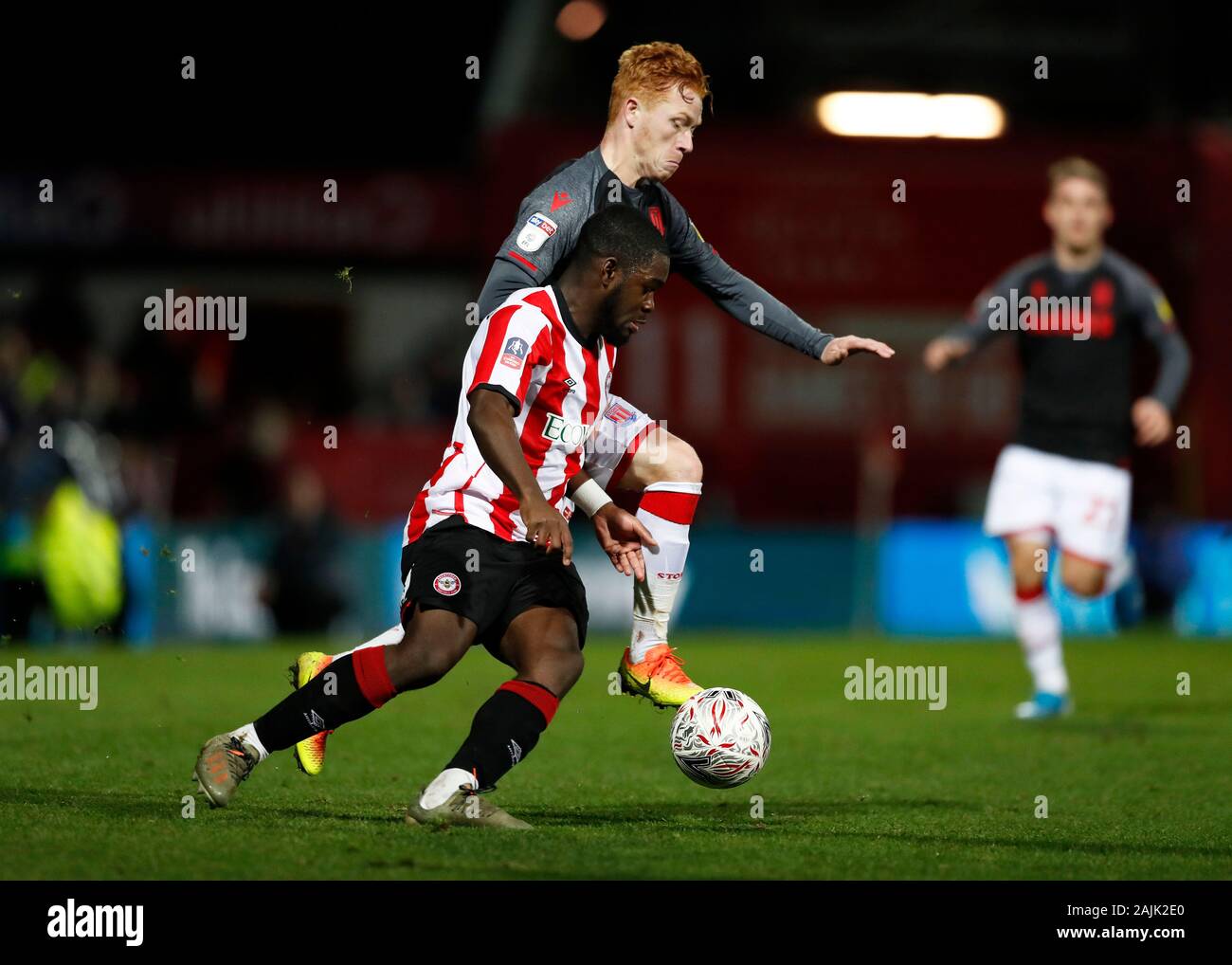 Griffin Park, London, Regno Unito. 4 gennaio, 2020. FA Cup inglese, calcio, Brentford FC contro Stoke City; Ryan Boschi di Stoke City sfide Dru Yearwood di Brentford - rigorosamente solo uso editoriale. Nessun uso non autorizzato di audio, video, dati, calendari, club/campionato loghi o 'live' servizi. Online in corrispondenza uso limitato a 120 immagini, nessun video emulazione. Nessun uso in scommesse, giochi o un singolo giocatore/club/league pubblicazioni Credito: Azione Sport Plus/Alamy Live News Foto Stock