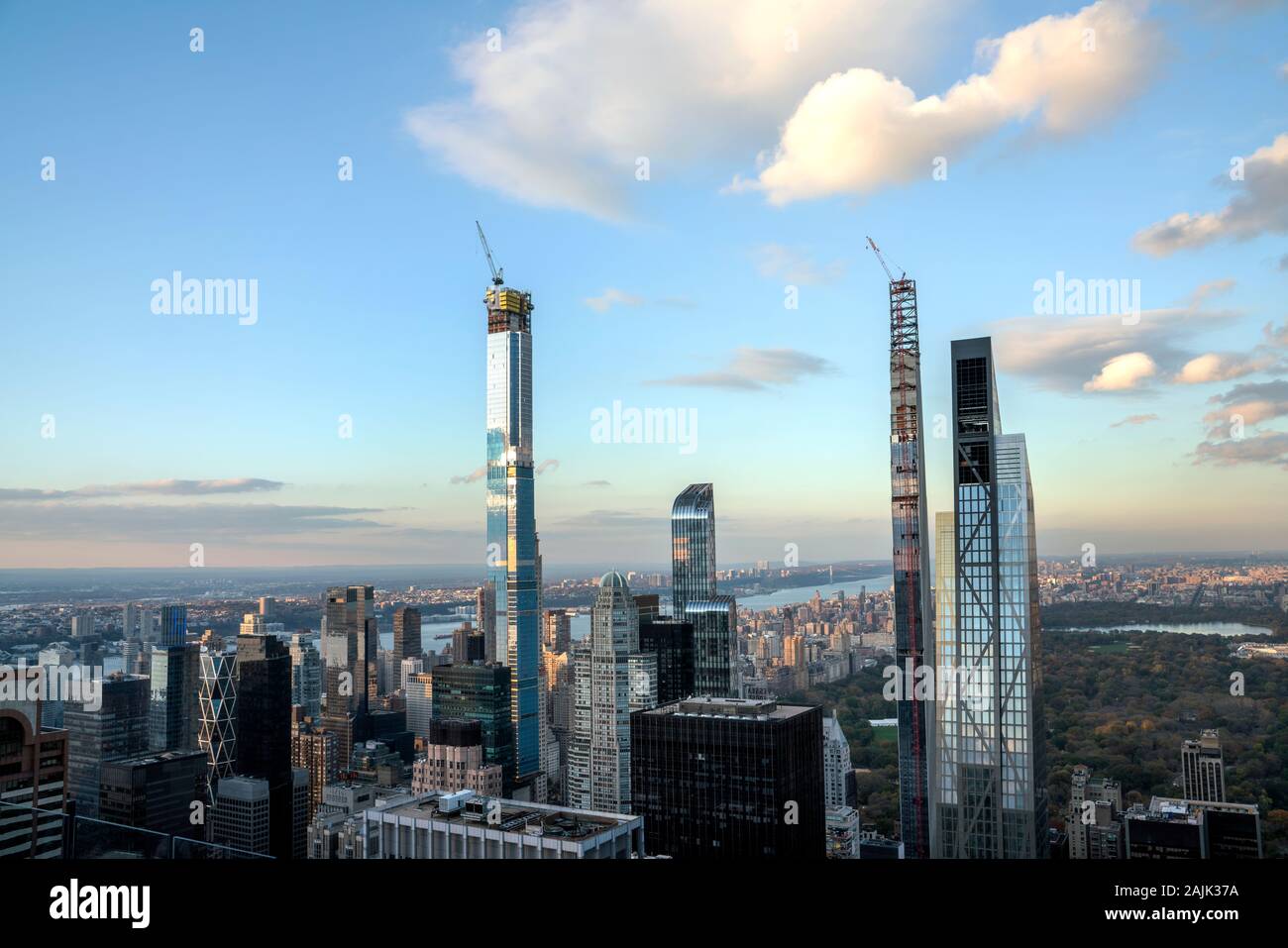 Vista dello skyline di New York dalla cima dell'edificio di roccia Foto Stock