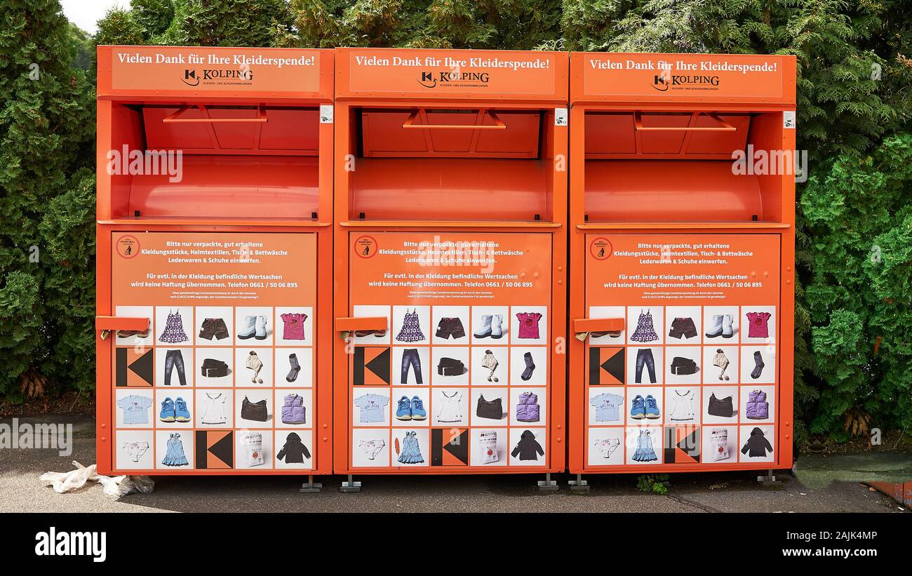 Bidoni per la raccolta di articoli di abbigliamento e per la casa in un villaggio tedesco sul fiume Reno. Lorch, Germania. Foto Stock