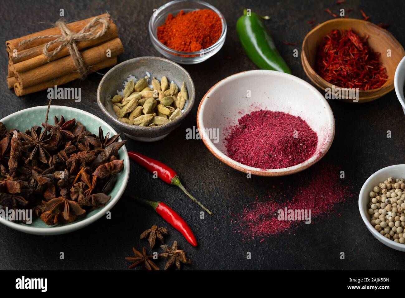 Spezie colorate e condimento in ciotole Foto Stock