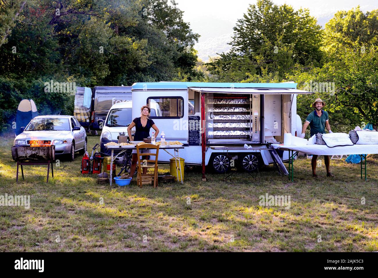 Proprietario di piccola impresa Mobile del pollo arrosto van. Impostazione  per un party in Provenza Francia Foto stock - Alamy