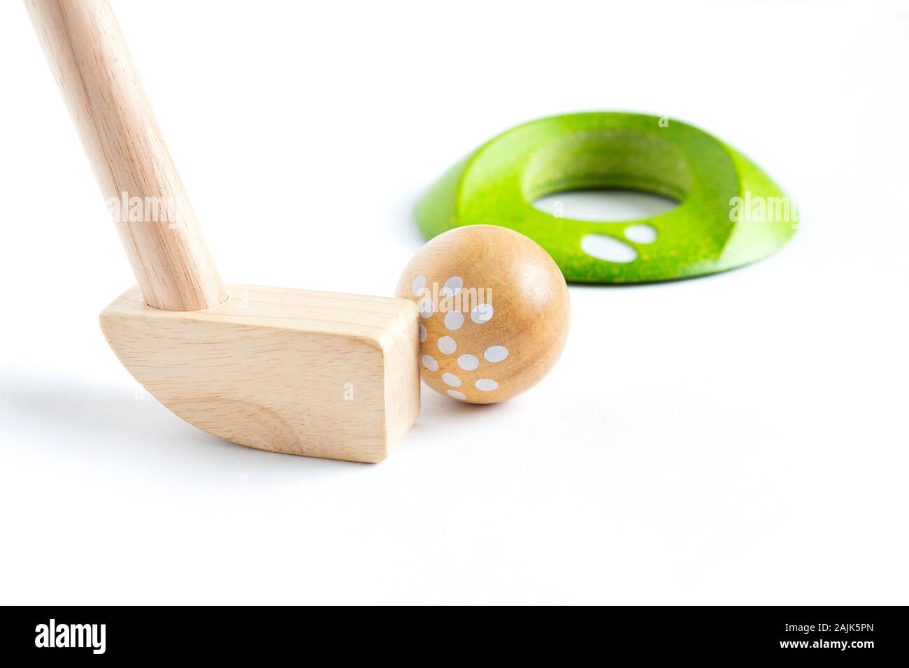Golf club e una palla durante un mini golf Eco legno gioco per bambini. Giochi per bambini a casa. Foto Stock
