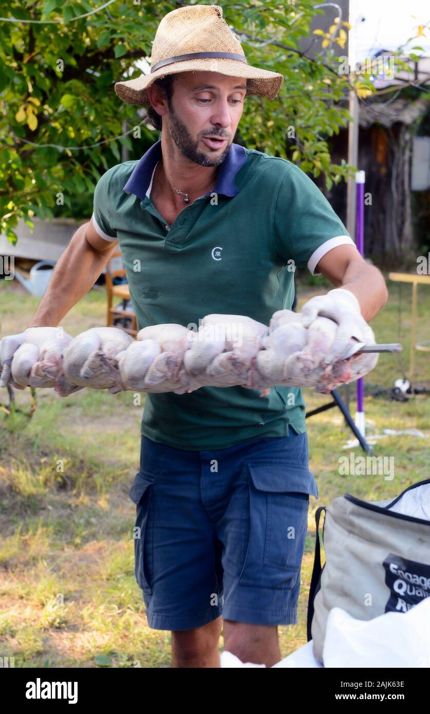 Provenza salsicce cucinare all'aperto su carbone Foto Stock
