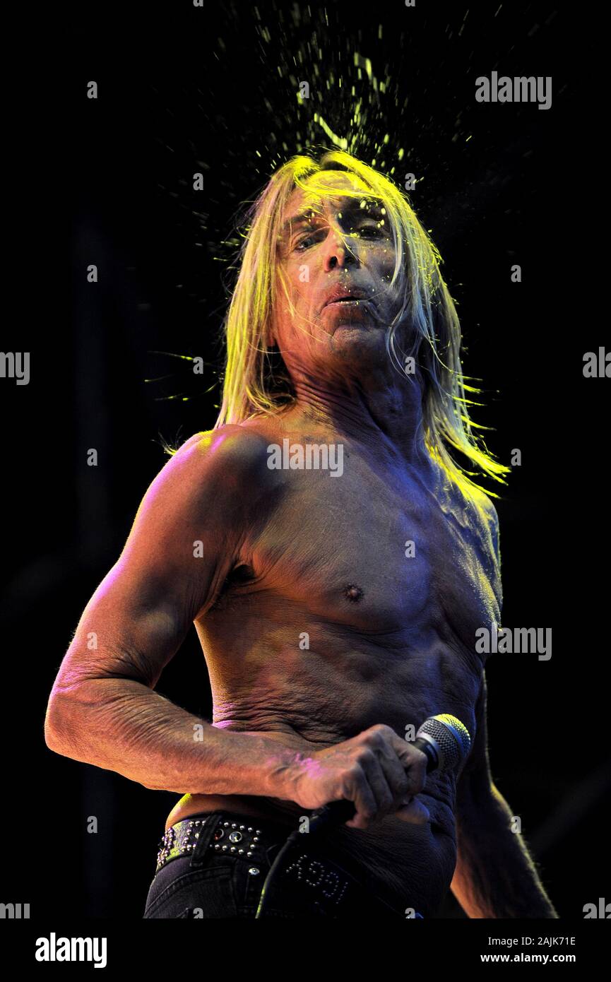 Milano Italia 11 luglio 2013, Iggy Pop e gli Stooges, concerto dal vivo presso l'Ippodromo di San Siro: Iggy Pop durante il concerto Foto Stock