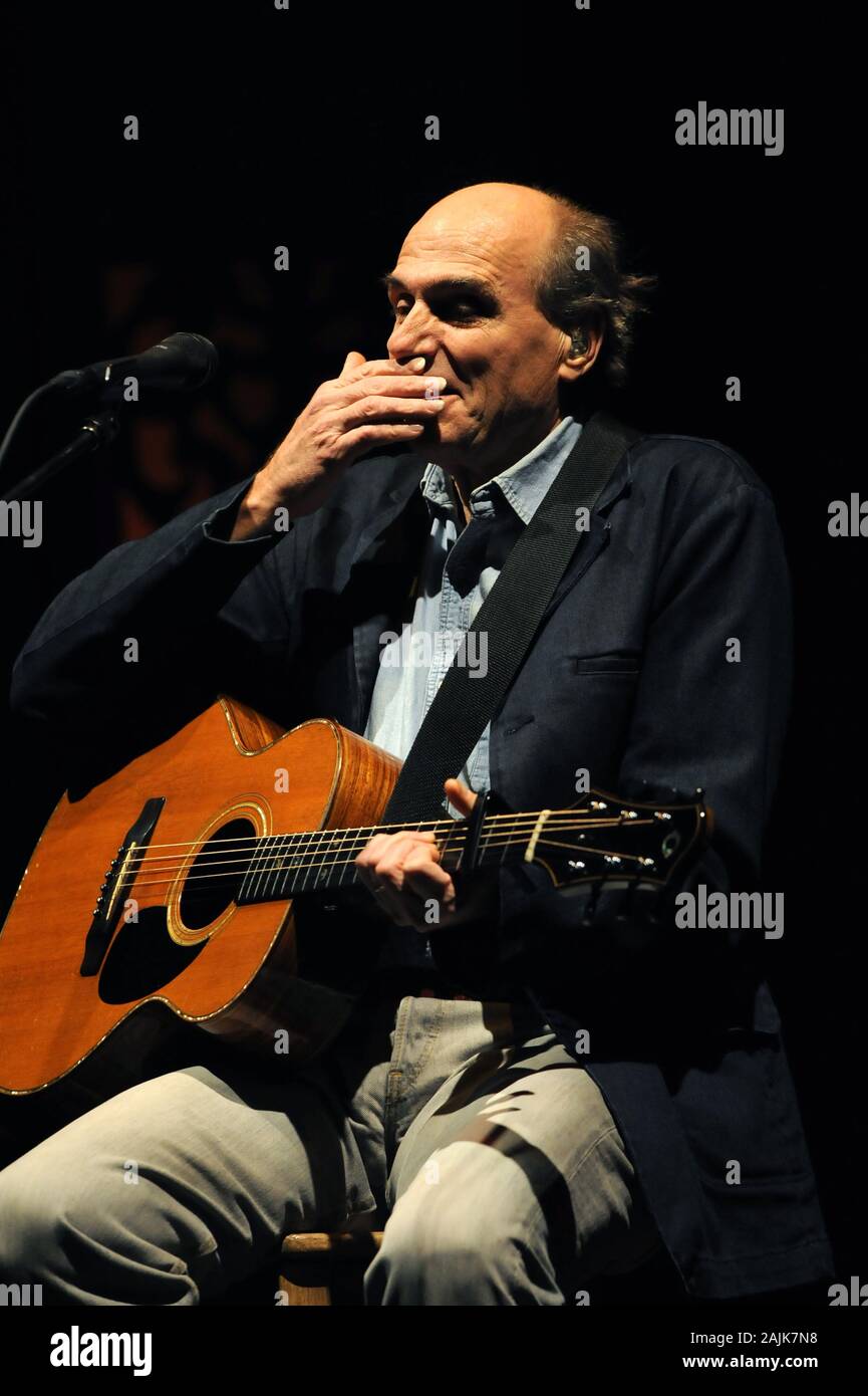 Milano Italia , 14 aprile 2008 : concerto dal vivo di James Taylor al Teatro Smeraldo : James Taylor durante il concerto Foto Stock