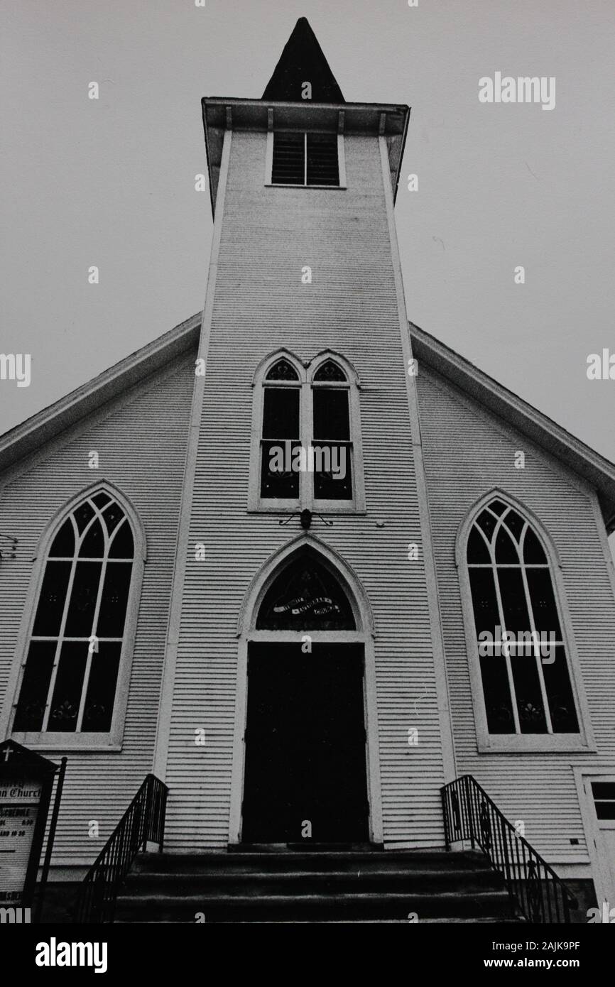 Fine anni '70 fotografia in bianco e nero vintage dell'ingresso di una semplice chiesa di legno bianco Foto Stock