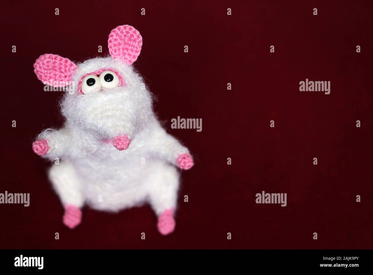 Bianco maglia ratto giocattolo sul panno rosso sfondo, Anno Nuovo card. Anno cinese del ratto, simbolo dello zodiaco 2020 Foto Stock