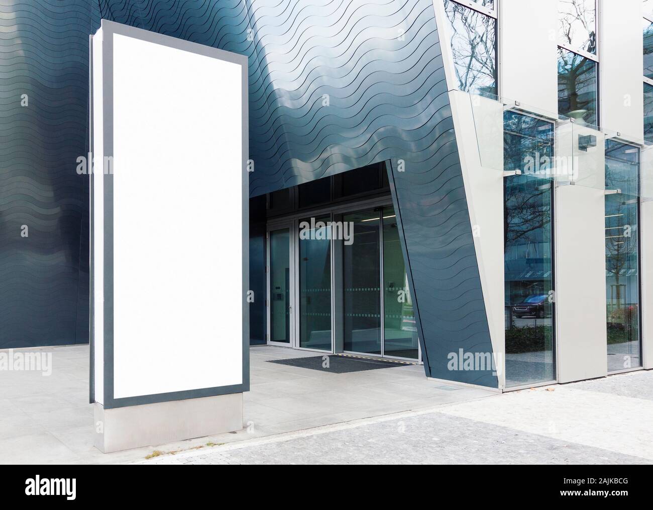 Fustellato in piedi outdoor billboard con copia bianca spazio per aggiungere più nomi di società e loghi con ufficio moderno edificio in background Foto Stock