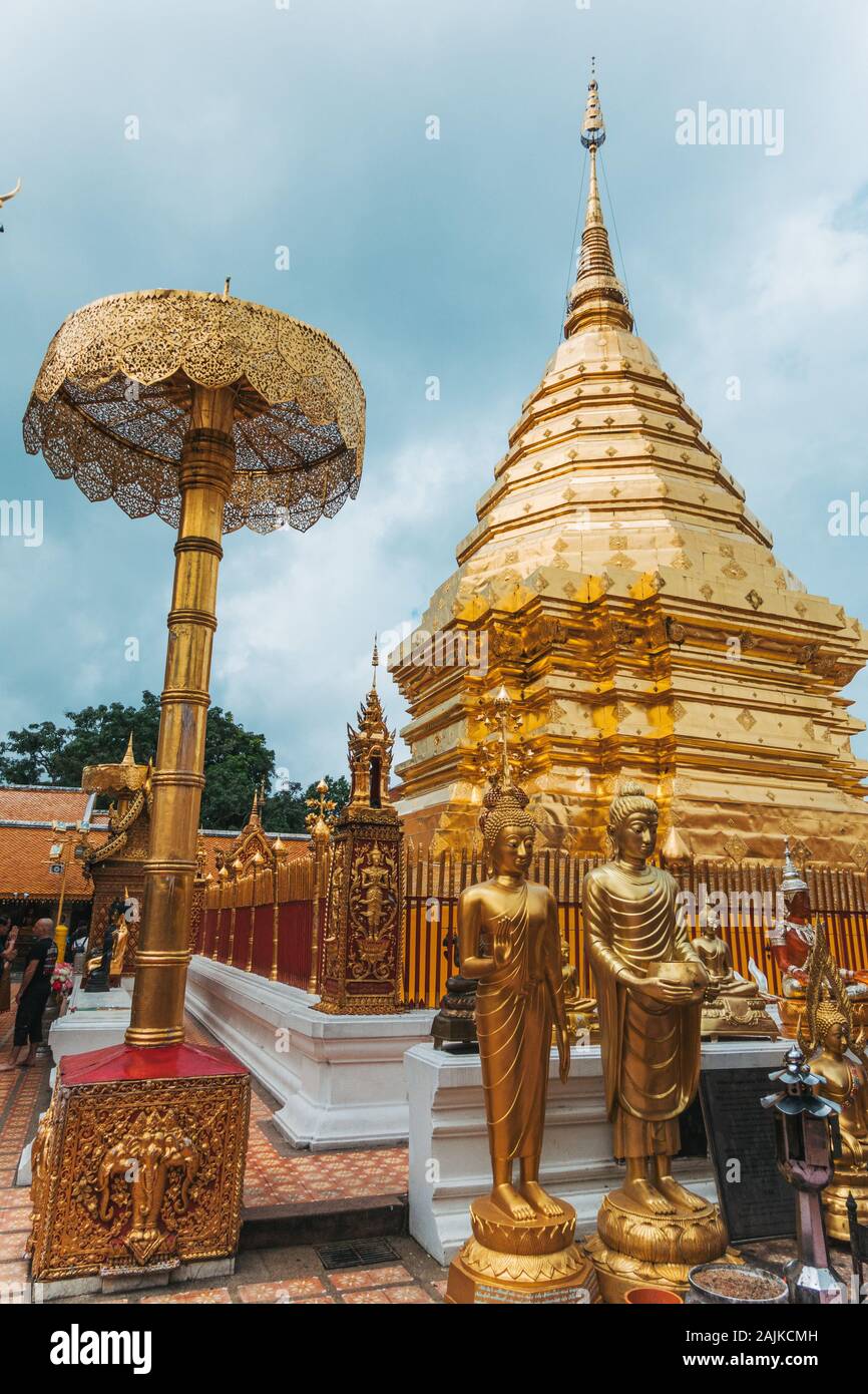 L'oro-esterno dipinto di Wat Phra That Doi Suthep Temple, Chiang Mai, Thailandia Foto Stock