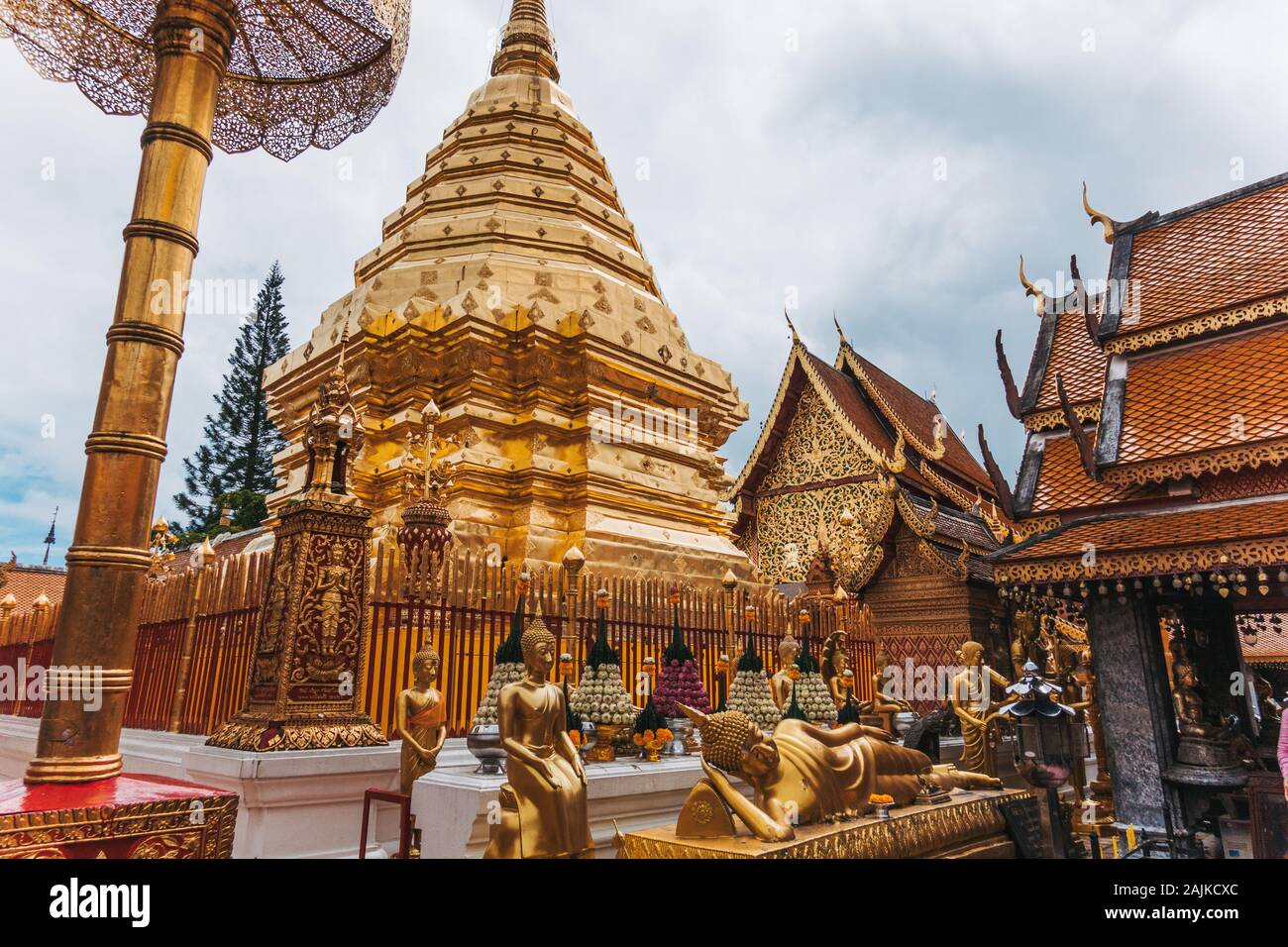 L'oro-esterno dipinto di Wat Phra That Doi Suthep Temple, Chiang Mai, Thailandia Foto Stock