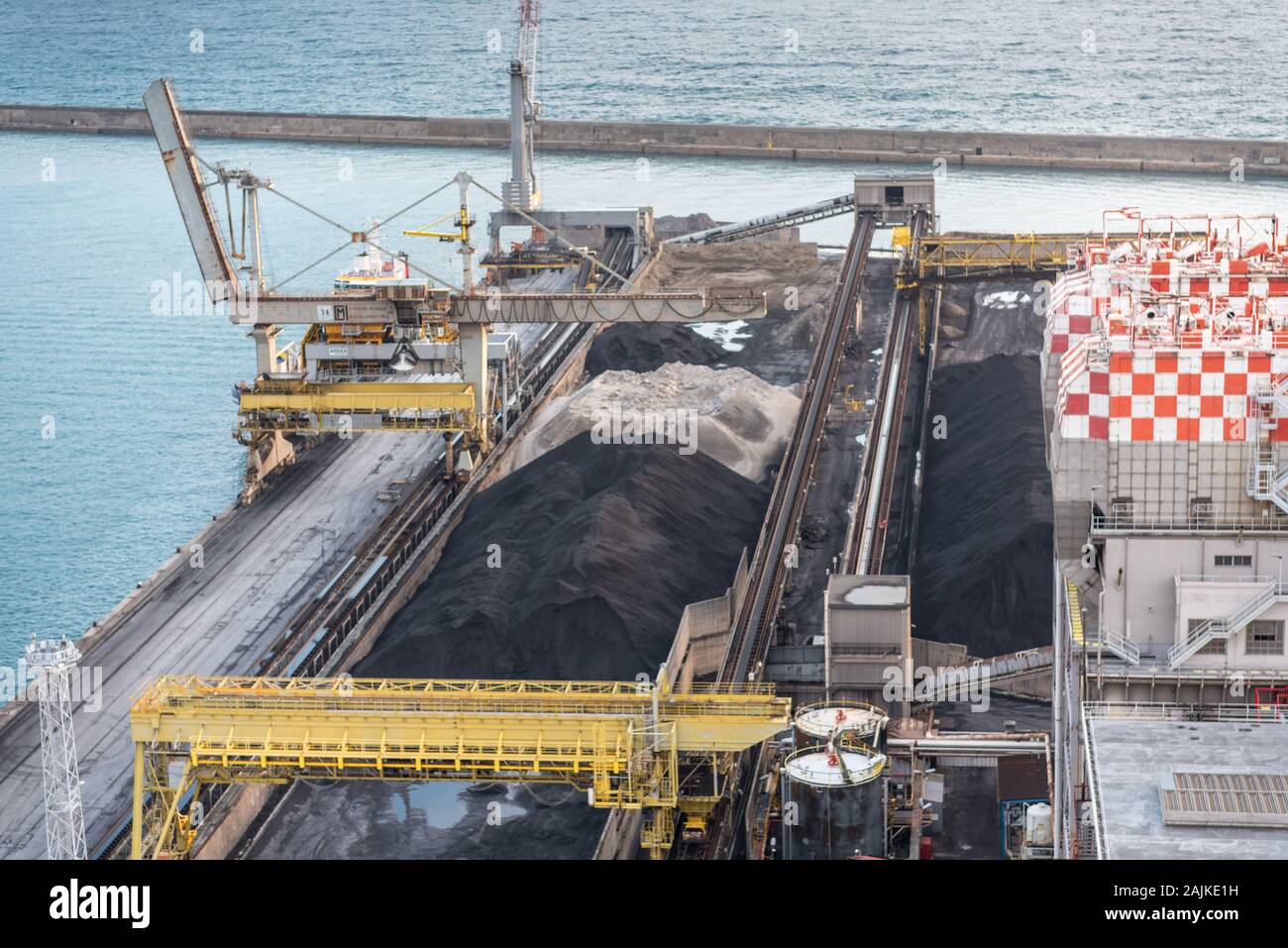 Genova, Genova, Italia - Gennaio 2019: Enel vecchie centrali a carbone nelle vicinanze stazione Lanterna nel porto di Genova e lo stoccaggio del carbone Foto Stock