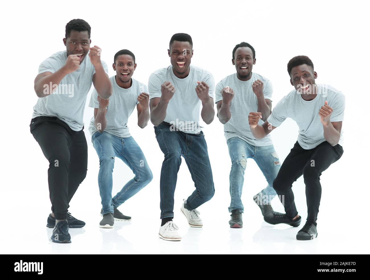 In piena crescita. team di certi ragazzi stando in piedi con le mani in alto Foto Stock