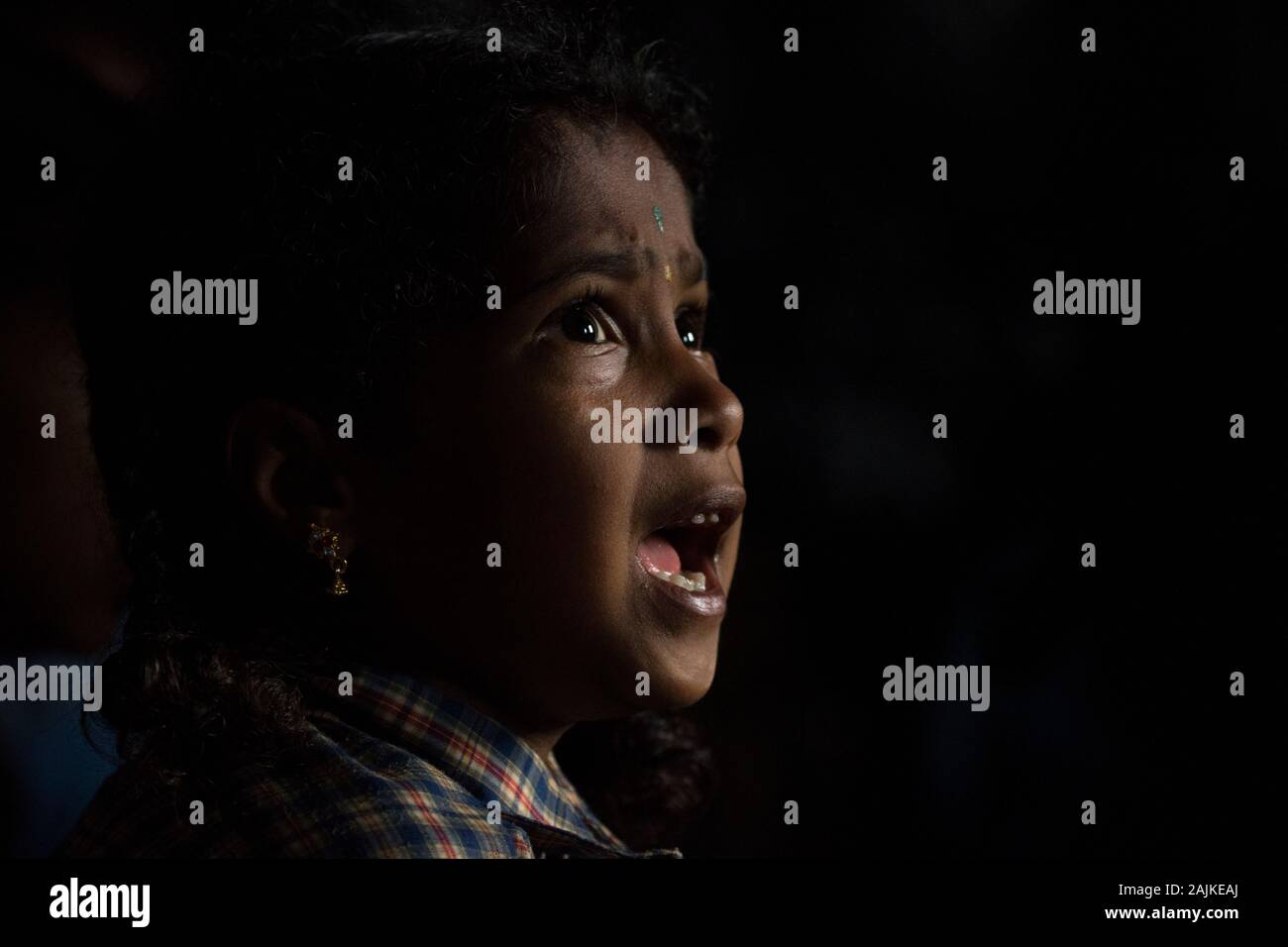 Ritratto di ragazza villaggio tribale dai ghats occidentali dell'India Foto Stock