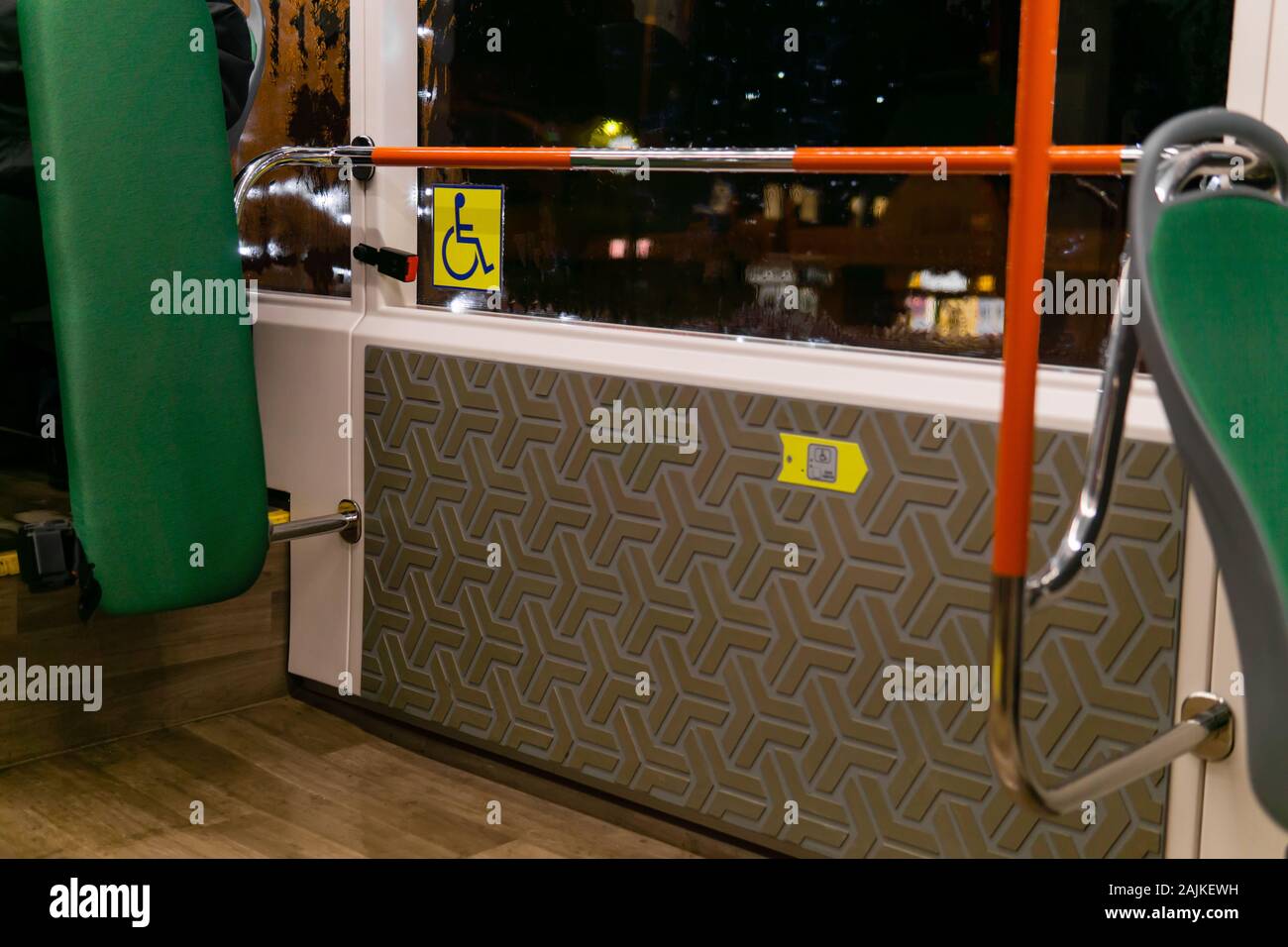 Perm, Russia - Gennaio 03, 2020: gli elementi interni del trasporto pubblico - posto per i passeggeri con disabilità- su uno sfondo sfocato Foto Stock