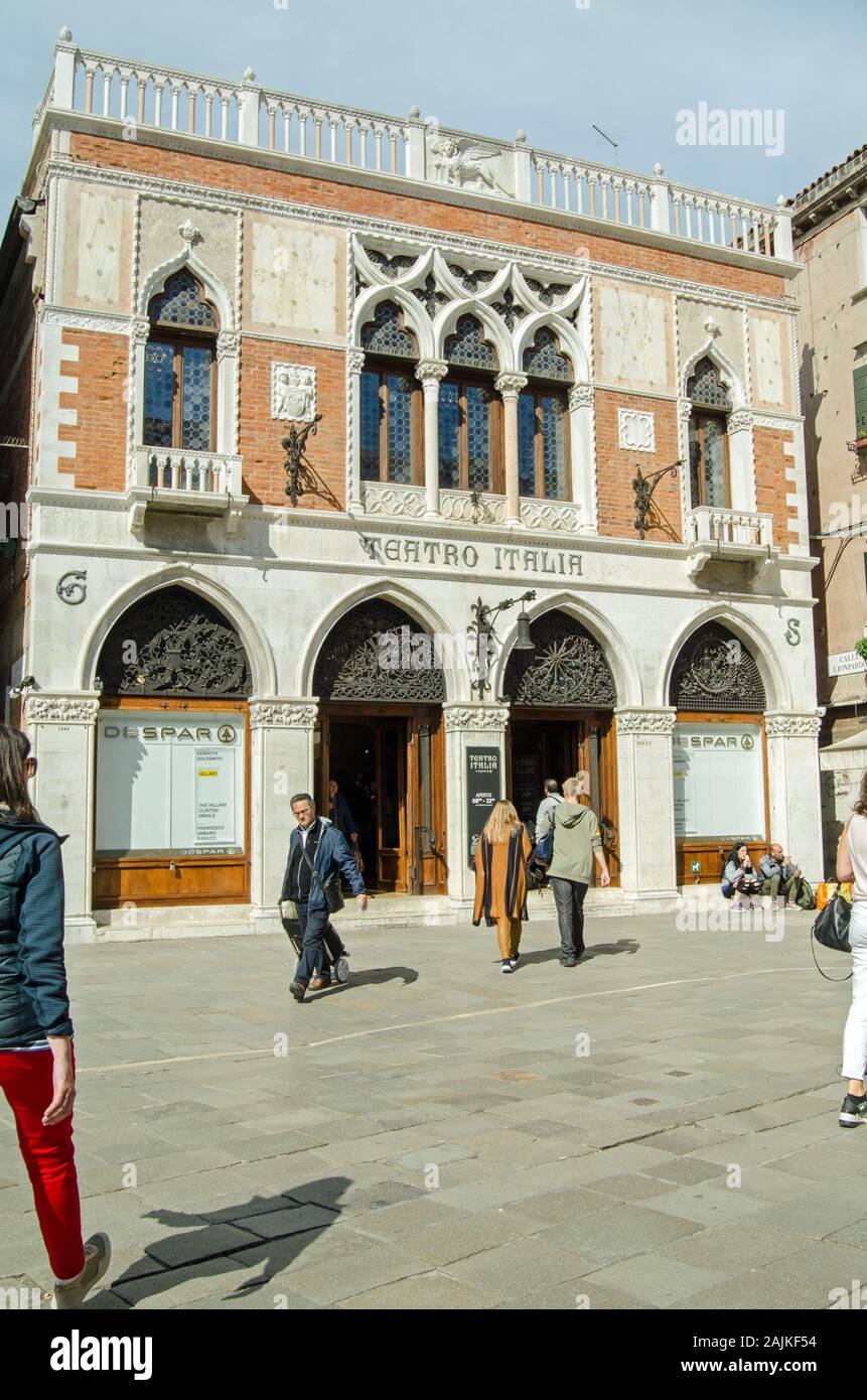 Venezia, Italia - 17 Maggio 2019: i pedoni a camminare lungo la parte esterna dell'ex cinema Teatro Italia. Lo storico edificio è diventato un supermarke Foto Stock