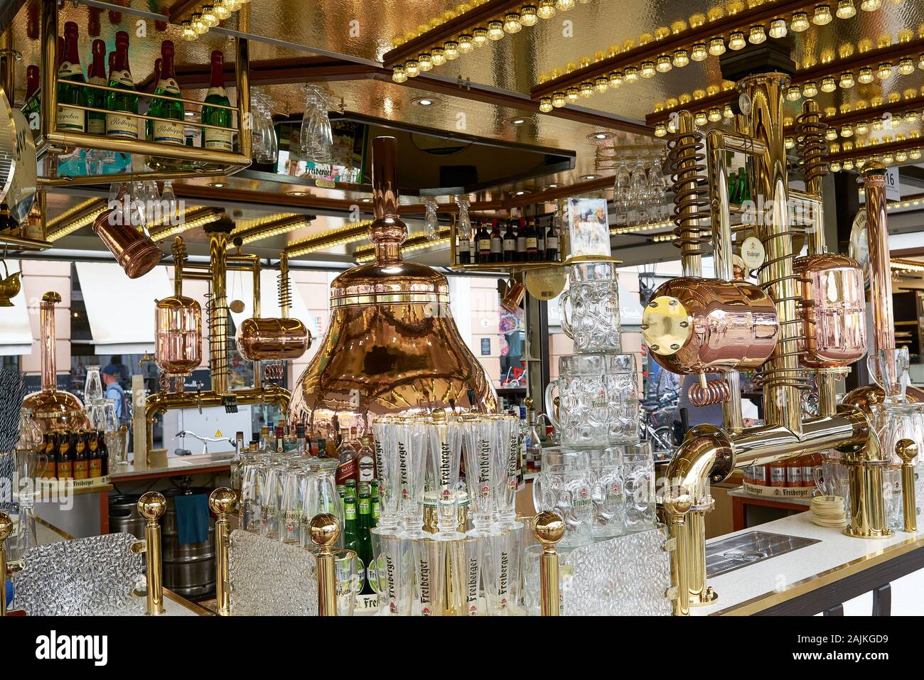 Questo bar portatile nel centro storico di Dresda, in Germania, è ancora una volta un luccicante alcol di ottone. Foto Stock