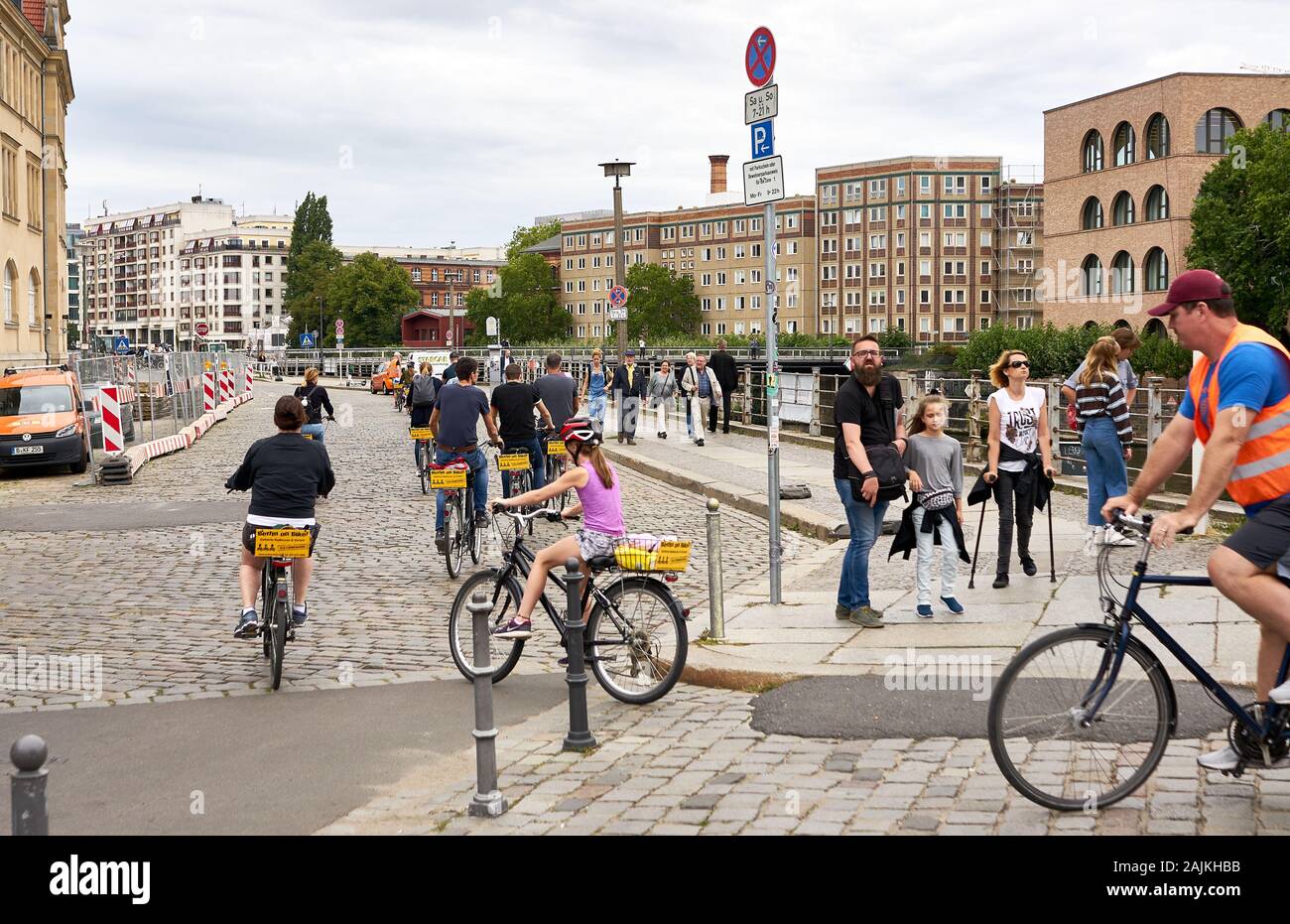 I turisti che desiderano fare un giro turistico della città in bicicletta a noleggio nel centro di Berlino. Foto Stock