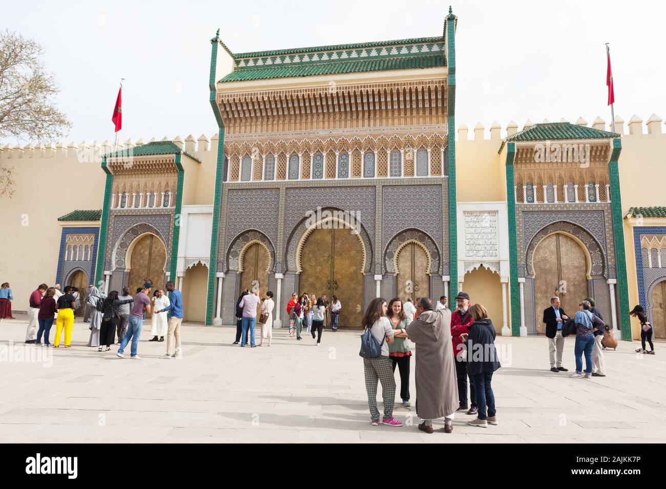 Persone Su Place des Alaouites di fronte alle porte di Dar al-Makhzen (noto anche come Palais Royal o Palazzo reale) a Fes (Fez), Marocco Foto Stock