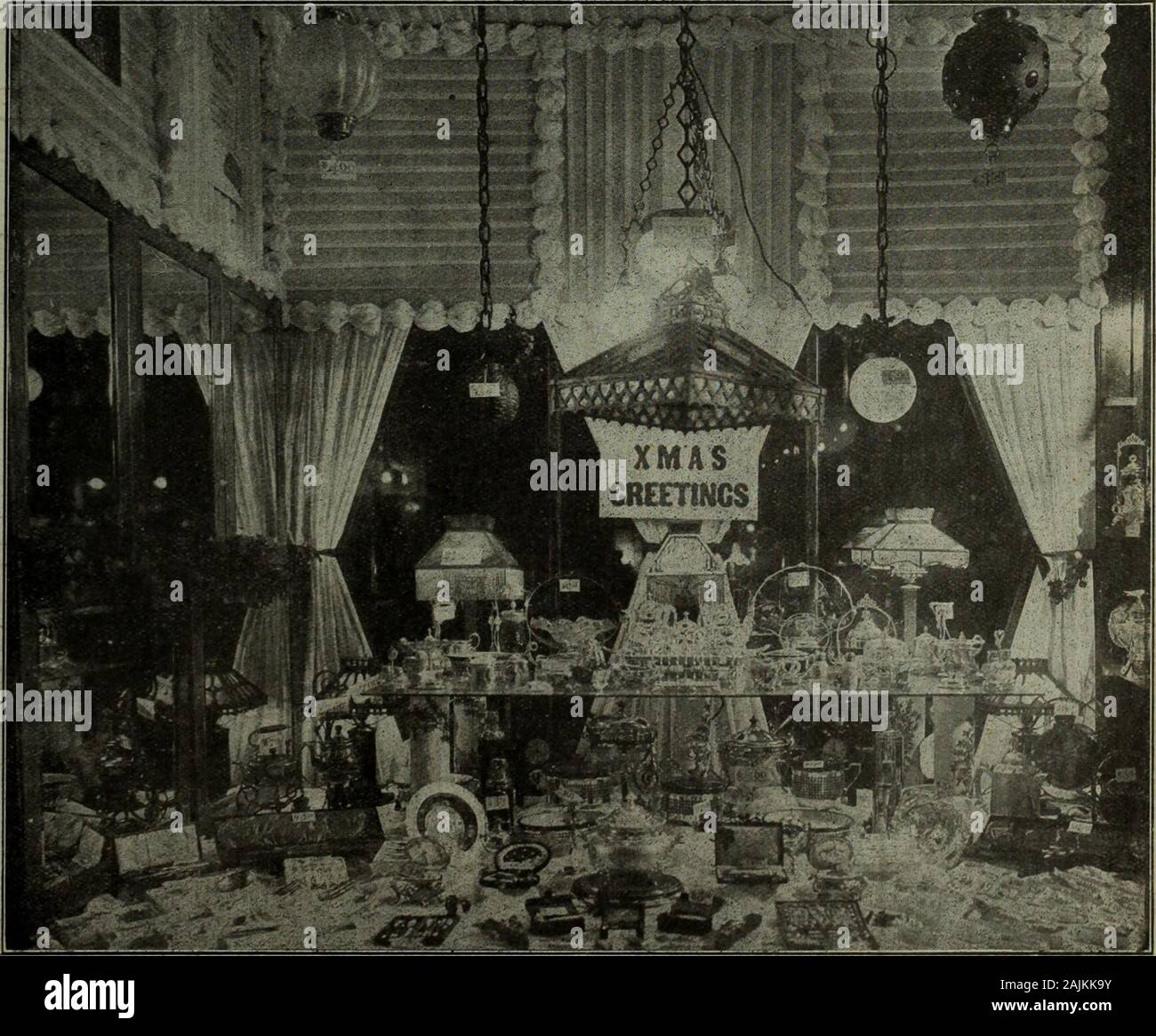 Merchandising Hardware Ottobre-Dicembre 1910 . al primo accordo-er venduto i suoi beni a. La finestra visualizza-ed sleigh bells in estate andgarden rastrelli in inverno. E visi-tori al negozio erano dato che cosa theyasked, nessun sforzo per add (Aggiungi)Per le vendite come risultato di indagini firedacross il contatore. Per andare fuori e può-vass per il commercio è stato, ovviamente, unthoughtof. Il hardwareman di quelle buone olddays mai pensato che tra hishammers e seghe e i suoi vasi e pansthat aveva molti articoli che egli couldsell al tempo di Natale se egli ma madethe sforzo. Cosa evoluzione ha fatto. T Foto Stock