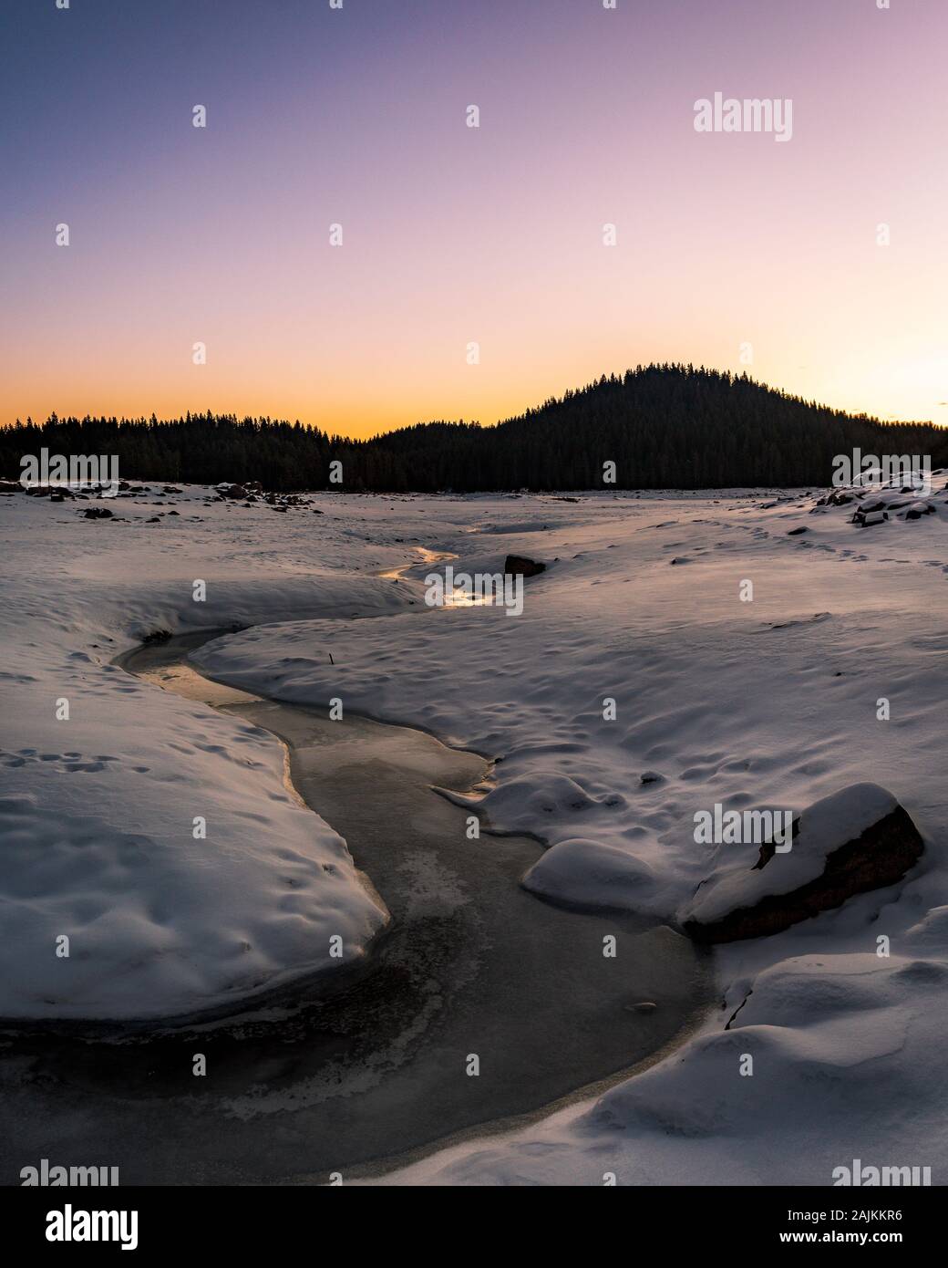 Natura invernale. Snowy gelido lago in montagna. Scenic paesaggio invernale. Ghiaccio bellissimo lago di montagna Foto Stock