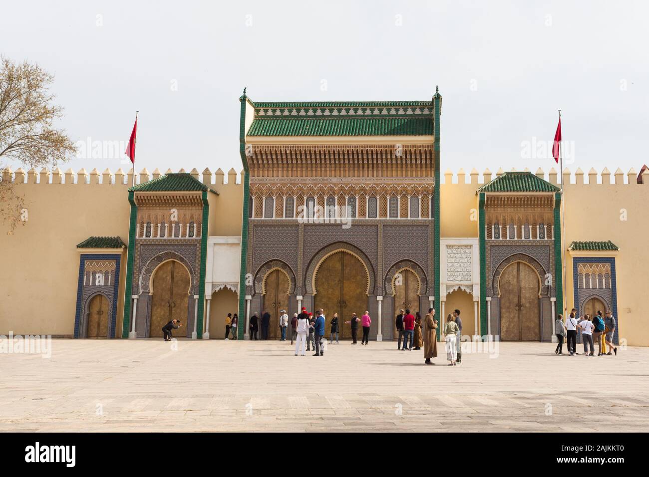 Persone Su Place des Alaouites di fronte alle porte di Dar al-Makhzen (noto anche come Palais Royal o Palazzo reale) a Fes (Fez), Marocco Foto Stock
