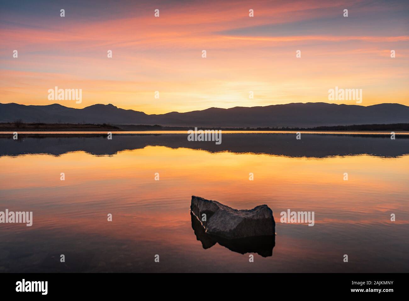 Bella vista lago sul tramonto. Con acqua di montagna e le nuvole colorate Foto Stock
