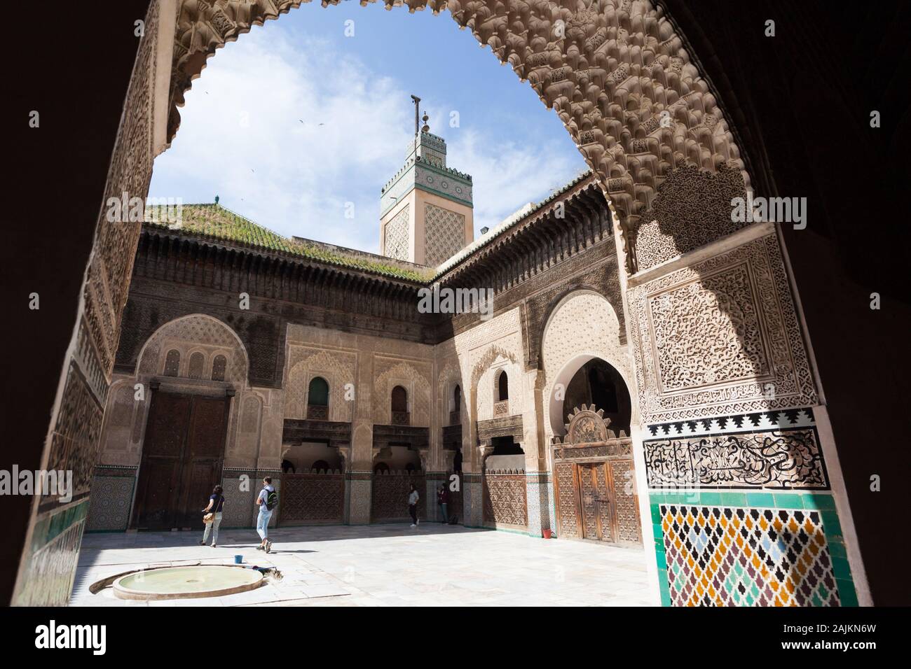 Il cortile e il minareto di Bou Inania Madrasa a Fes (Fez), Marocco Foto Stock