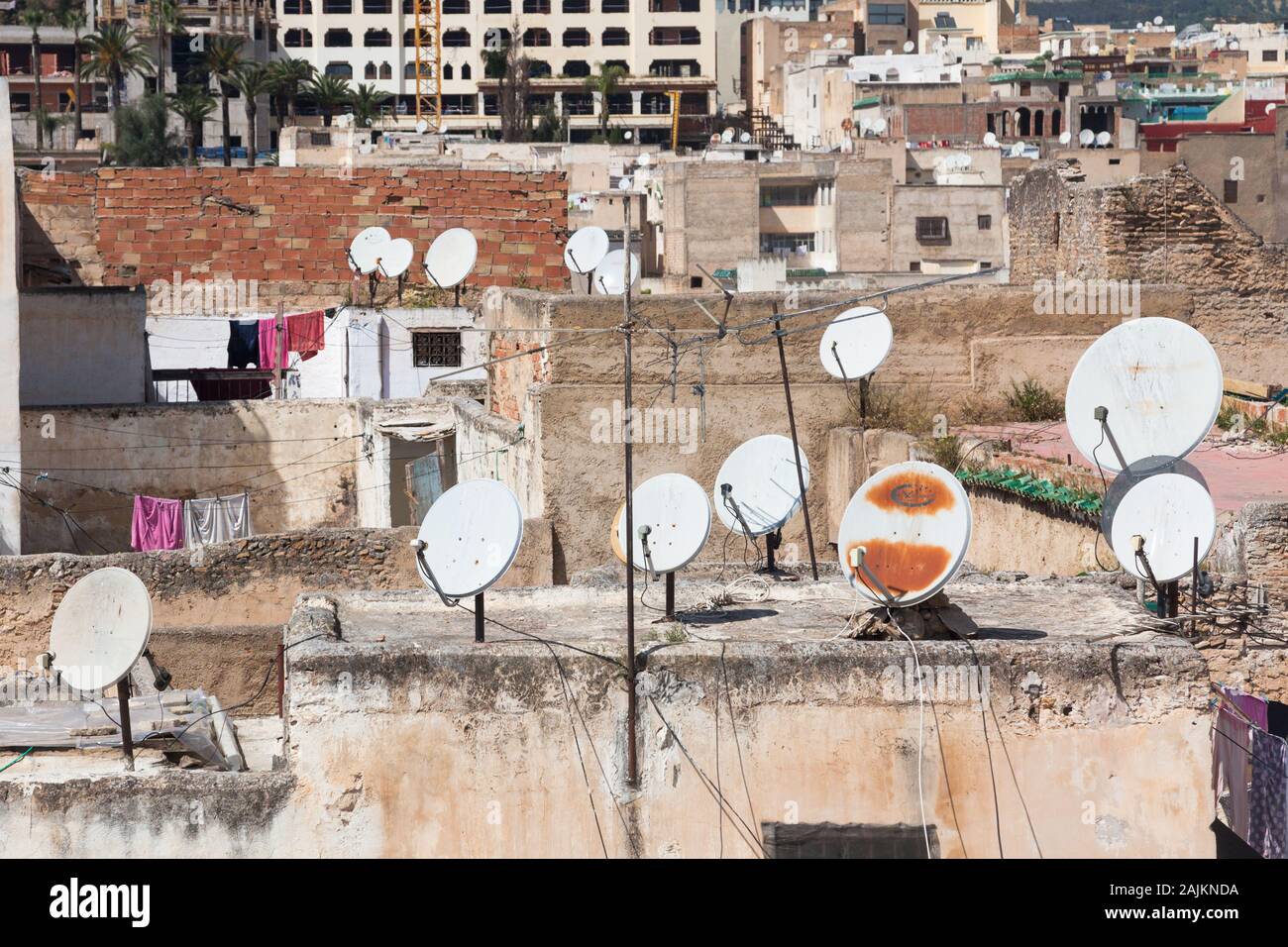 Molti piatti satellitari sui tetti degli edifici di Fes (Fez), Marocco Foto Stock