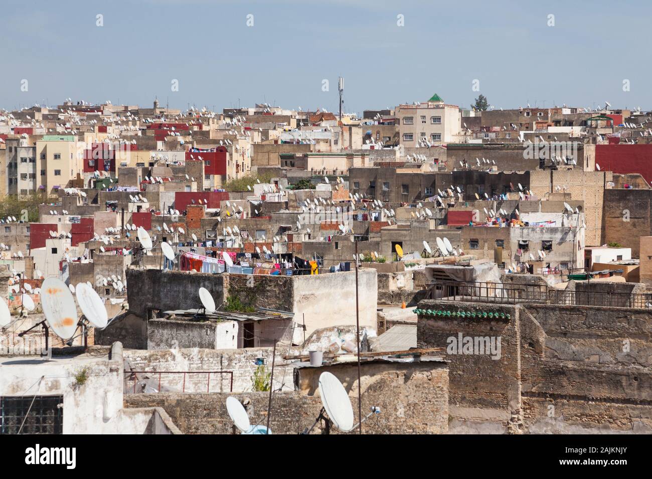 Molti piatti satellitari sui tetti degli edifici di Fes (noto anche come Fez), Marocco Foto Stock