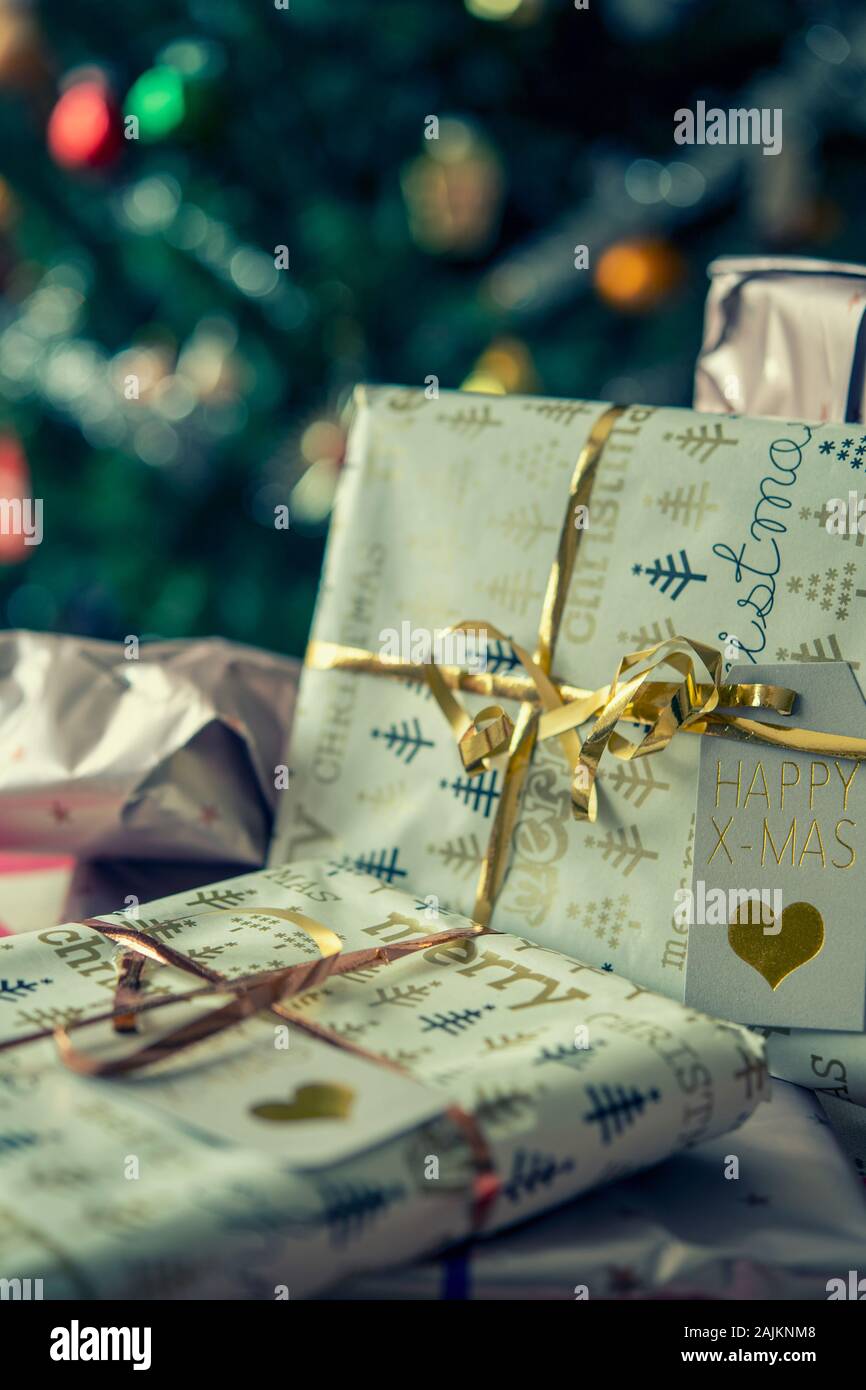 Piccolo mucchio di presenta nella parte anteriore di un albero di Natale Foto Stock
