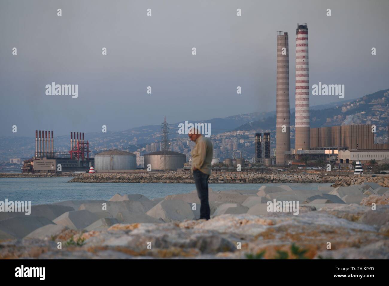 *** Strettamente NESSUNA VENDITA A MEDIA FRANCESI O EDITORI.Novembre 18, 2019 - Beirut, Libano: un uomo cammina in primo piano il Zouk power station a nord di Beirut. Il Libano facce regolari di carenza di energia nonostante il set-up del turco-proprietà floating piante di potere. Foto Stock