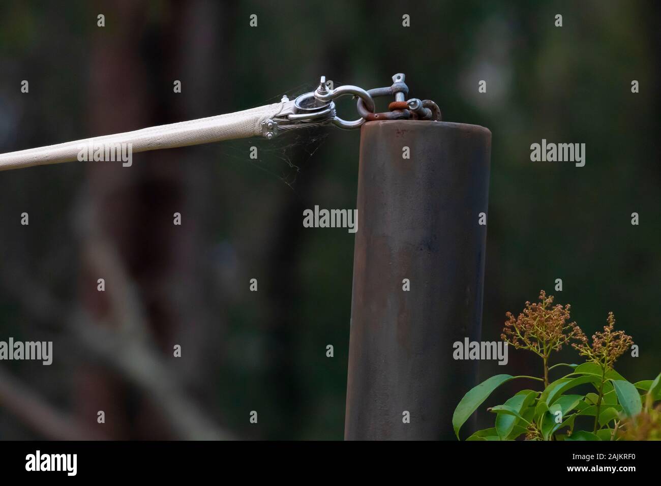 Un acciaio inossidabile il tenditore grillo collegato ad un black metal pole tenendo in mano un panno di ombra Foto Stock