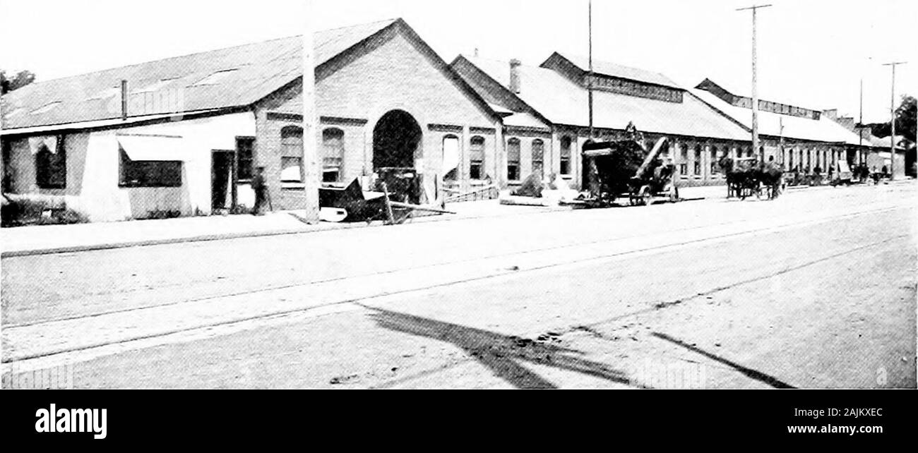 Opportunità di produzione nello stato di Washington . un porto rami. Connectionsare effettuate a Centralia per Grays Harbor punti. La Contea di Lewis, incui queste città si trovano, ha una maggiore superficie di terreno agricolo 198 Manufacturing- Opportunità in Washington rispetto a qualsiasi altra contea in ^a Yeste^n Washington. Città Botli haveelectric alimentazione da un sistema di trasmissione che passa loro tlirough,e a buon mercato il carburante è alimentato da miniere di carbone nelle immediate vicinanze.ciascuno dispone di ampia zona tor wliicli siti può essere fissato sul attractiveterms. Centralia, popolazione 11.000, lias un area di 2.300 acri, anasse Foto Stock
