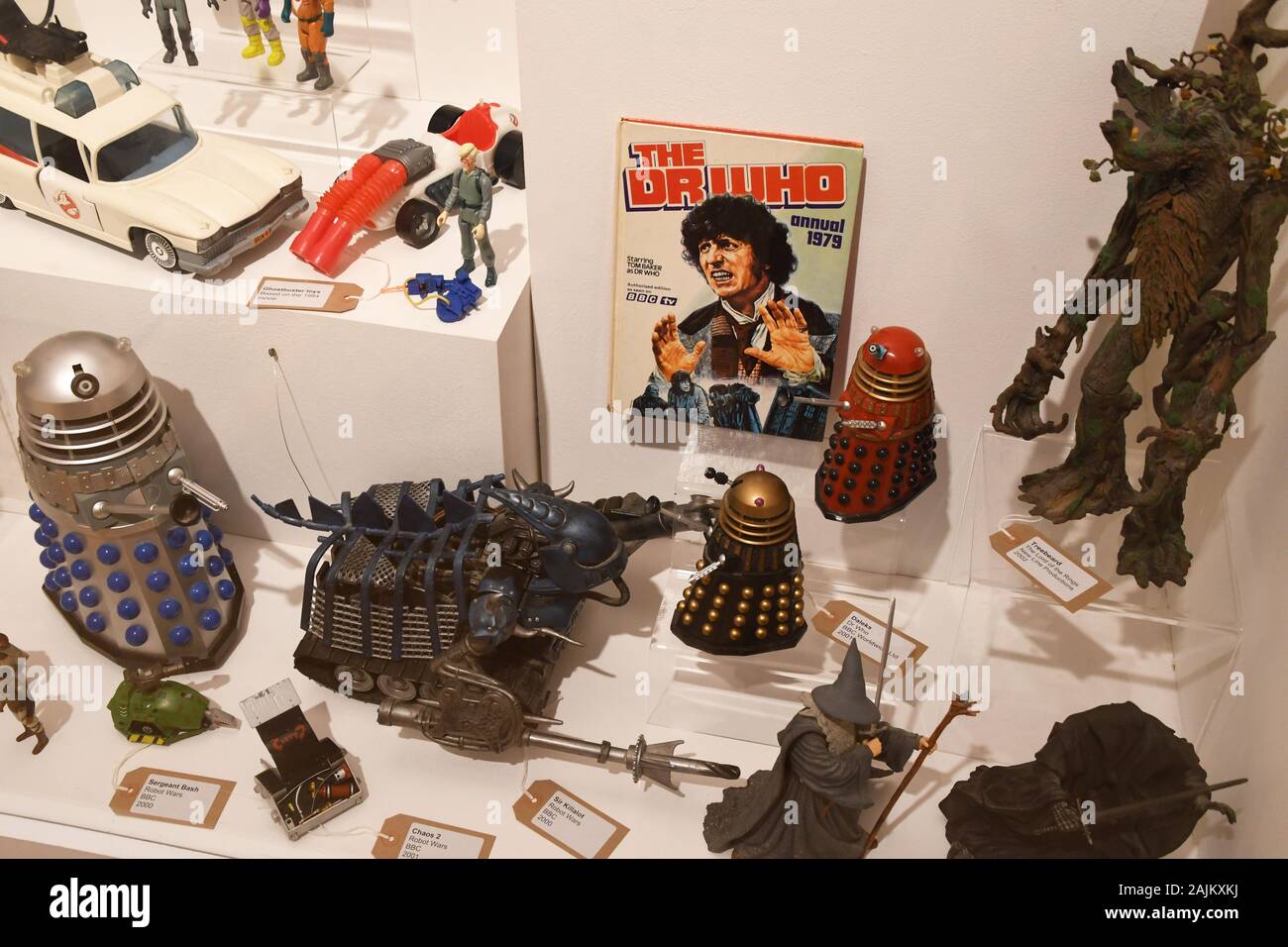 Retro Doctor Who giocattoli e annuale al Bucks County Museum TOY Exhibition, Aylesbury, Buckinghamshire, Regno Unito Foto Stock