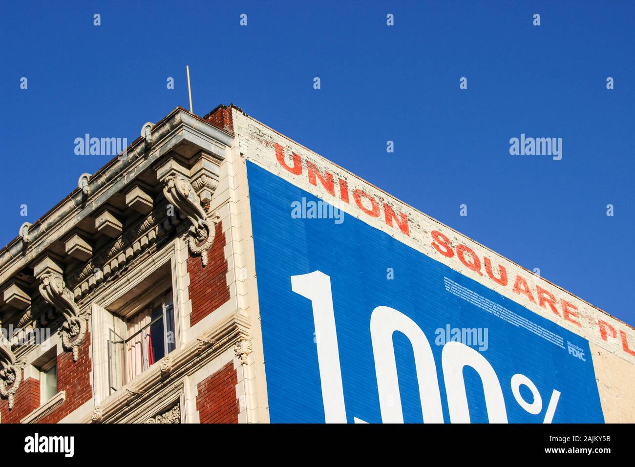 Angolo superiore di un edificio contro il cielo blu e chiaro nel filetto del distretto di San Francisco, Stati Uniti d'America Foto Stock