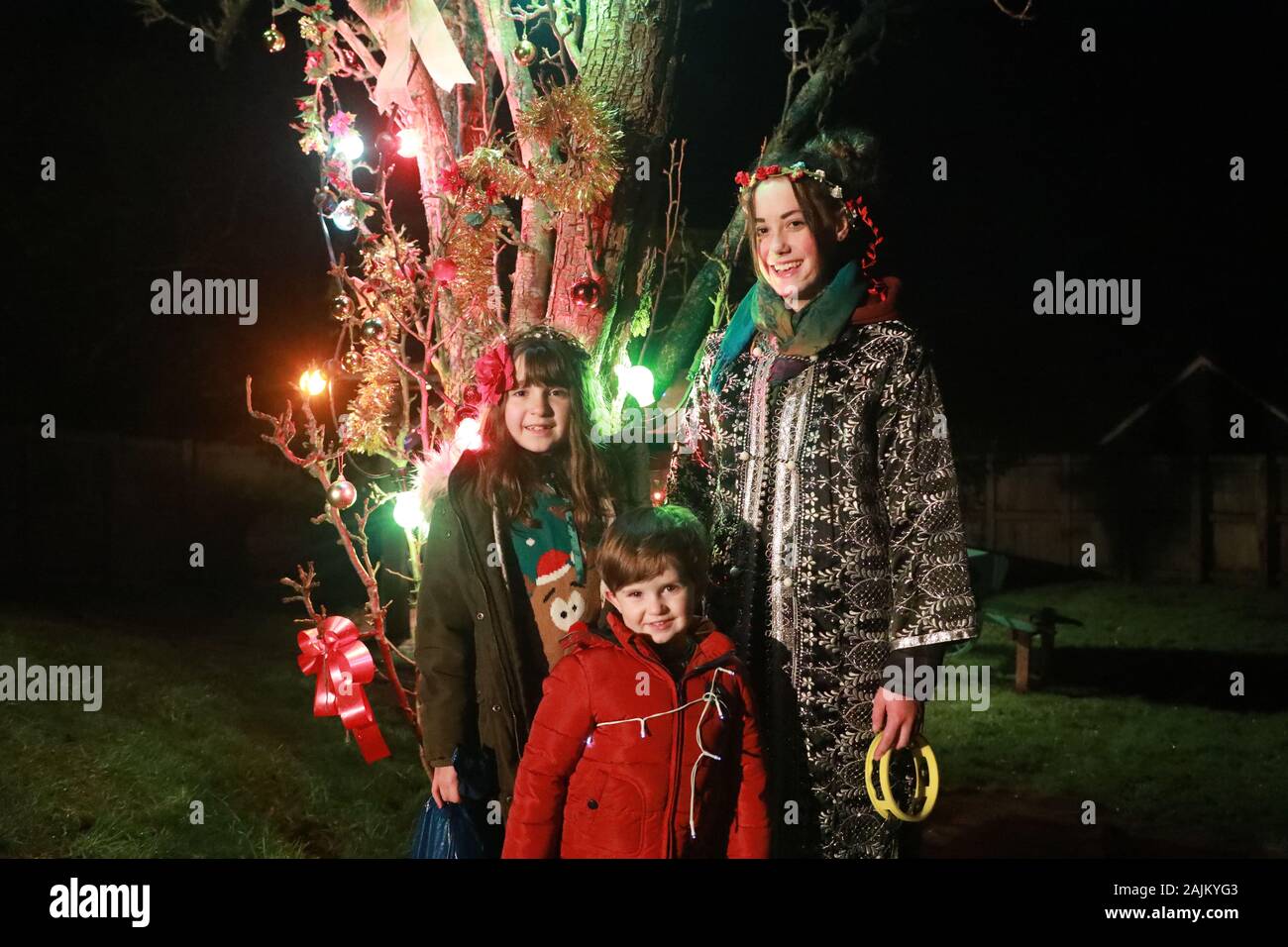 Porlock, Somerset, Regno Unito, 4 Gennaio 2020: folle si radunarono per guardare un Mummers Play e poi una processione di benedire gli alberi di mele del vicino a frutteti in una secolare tradizione Wassailing. Foto Stock