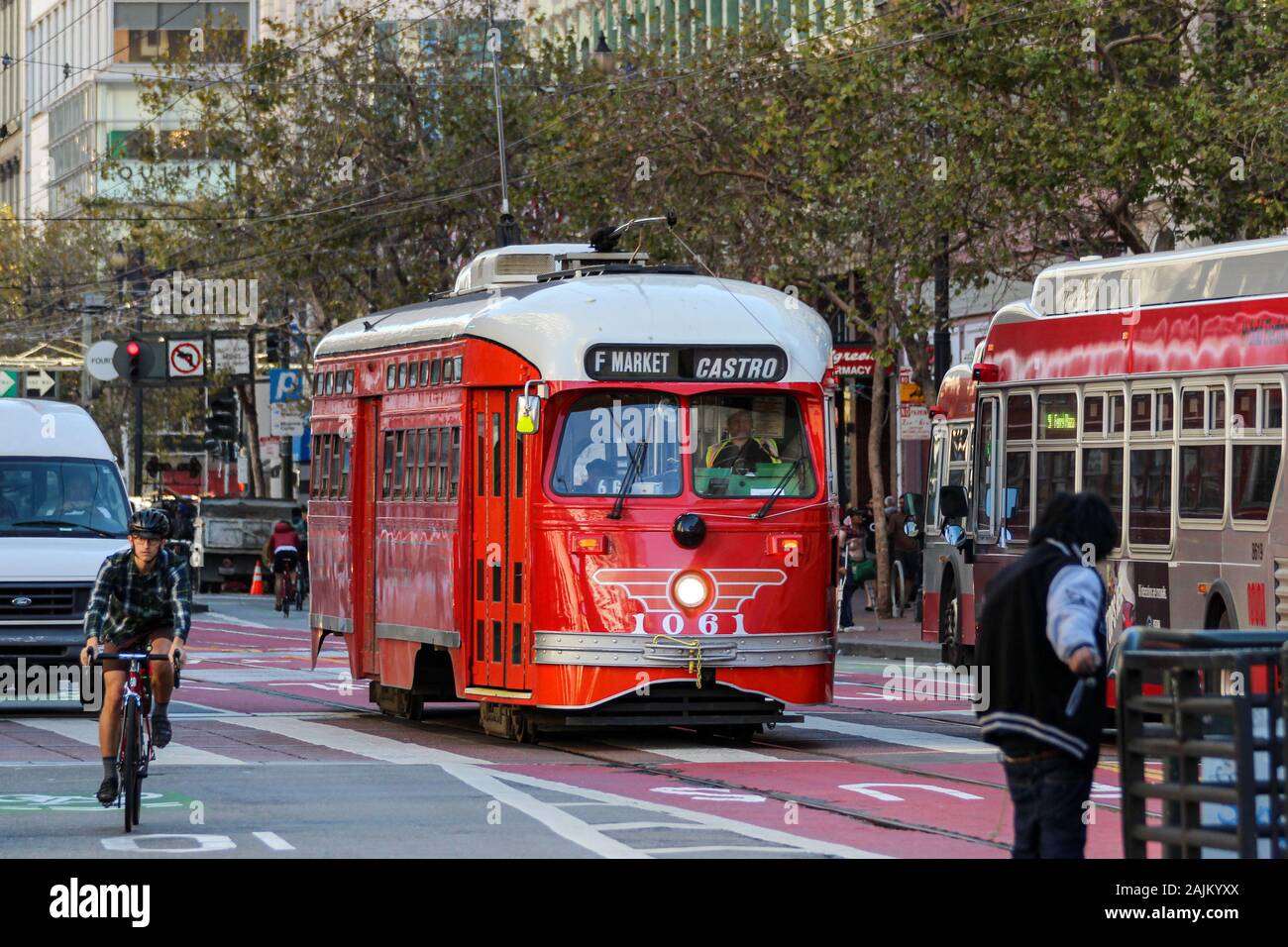 Rosso tram vintage 1061 sulla linea F. Heritage tram su Market Street. San Francisco, Stati Uniti della Finlandia. Foto Stock