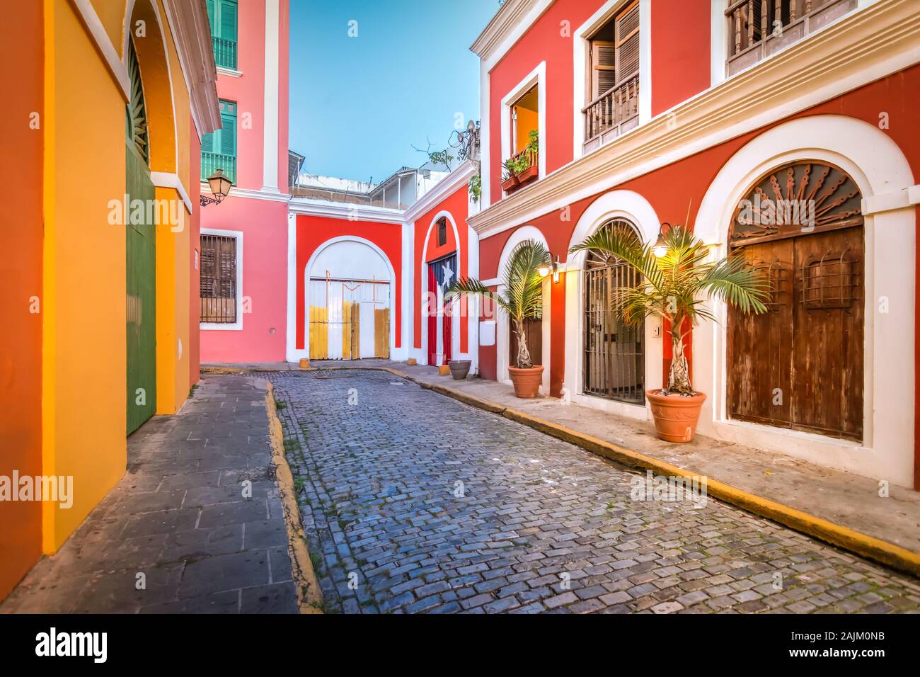 Strada di ciottoli nella vecchia San Juan, Puerto Rico. Vista serale. Foto Stock