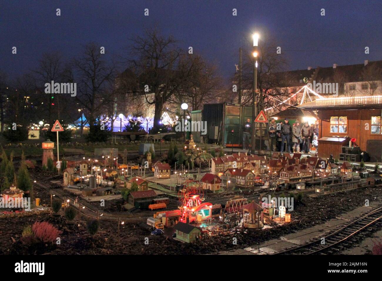 Stuttgart, Germania- Dicembre 18, 2011: Mercato di Natale, attrazione per bambini, ferroviaria corsa attraverso la città dei balocchi Foto Stock