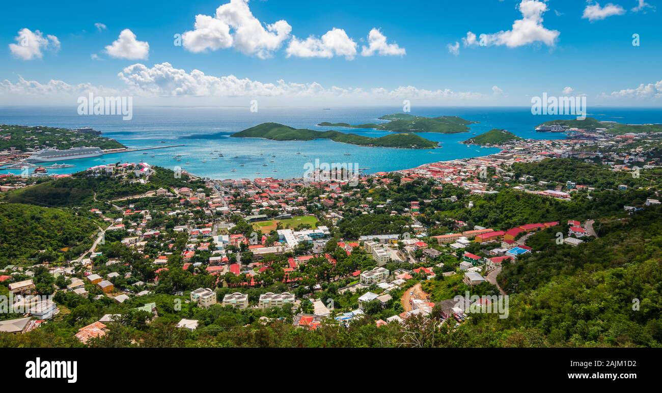 Paesaggio panoramico vista della città, la baia e il porto di crociera di Charlotte Amalie, san Tommaso, Isole Vergini americane. Foto Stock