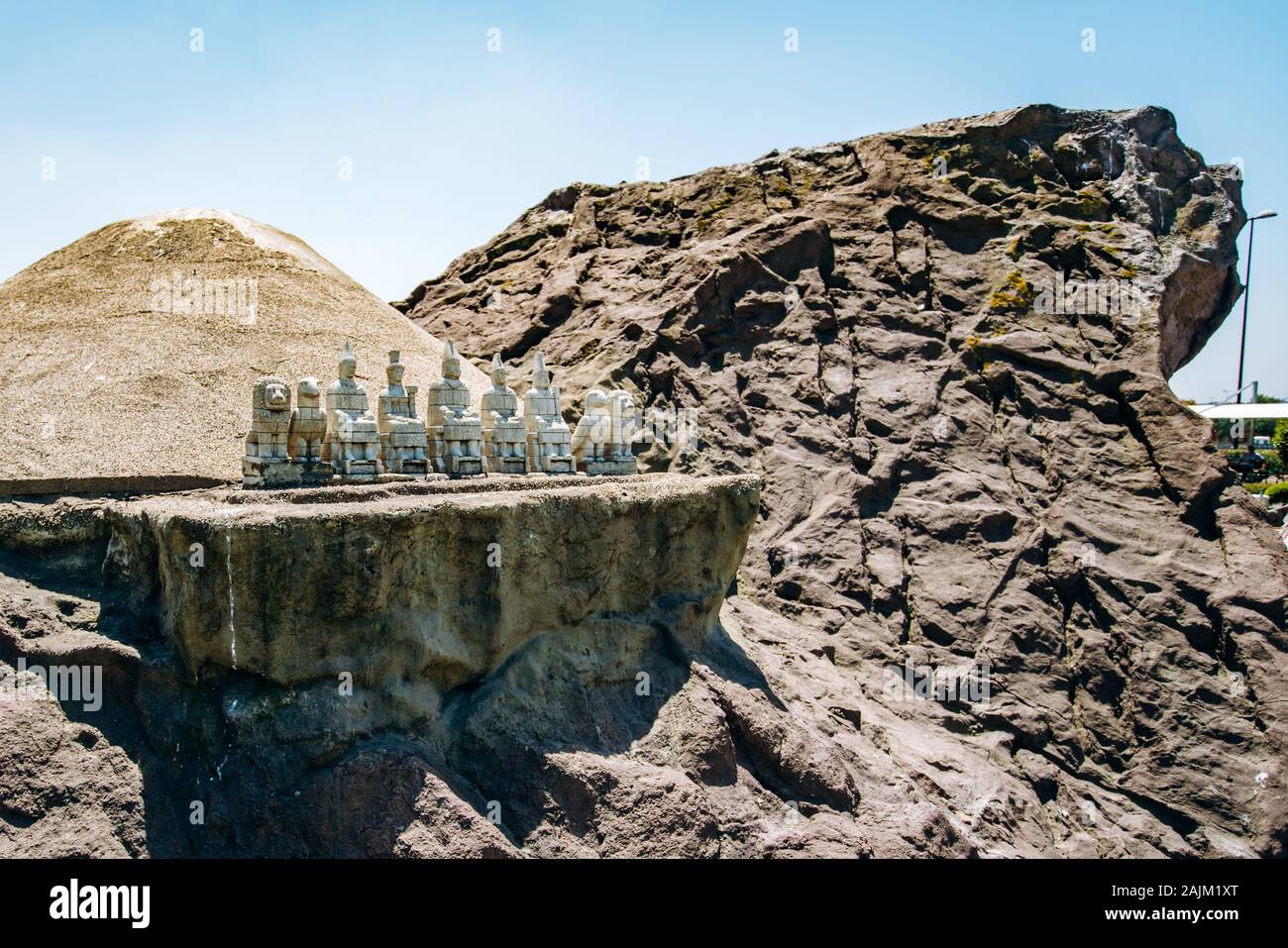 Istanbul, Turchia - 12 Luglio 2017: la copia ridotta delle rovine di mt. Nemrud a Miniaturk Park Foto Stock