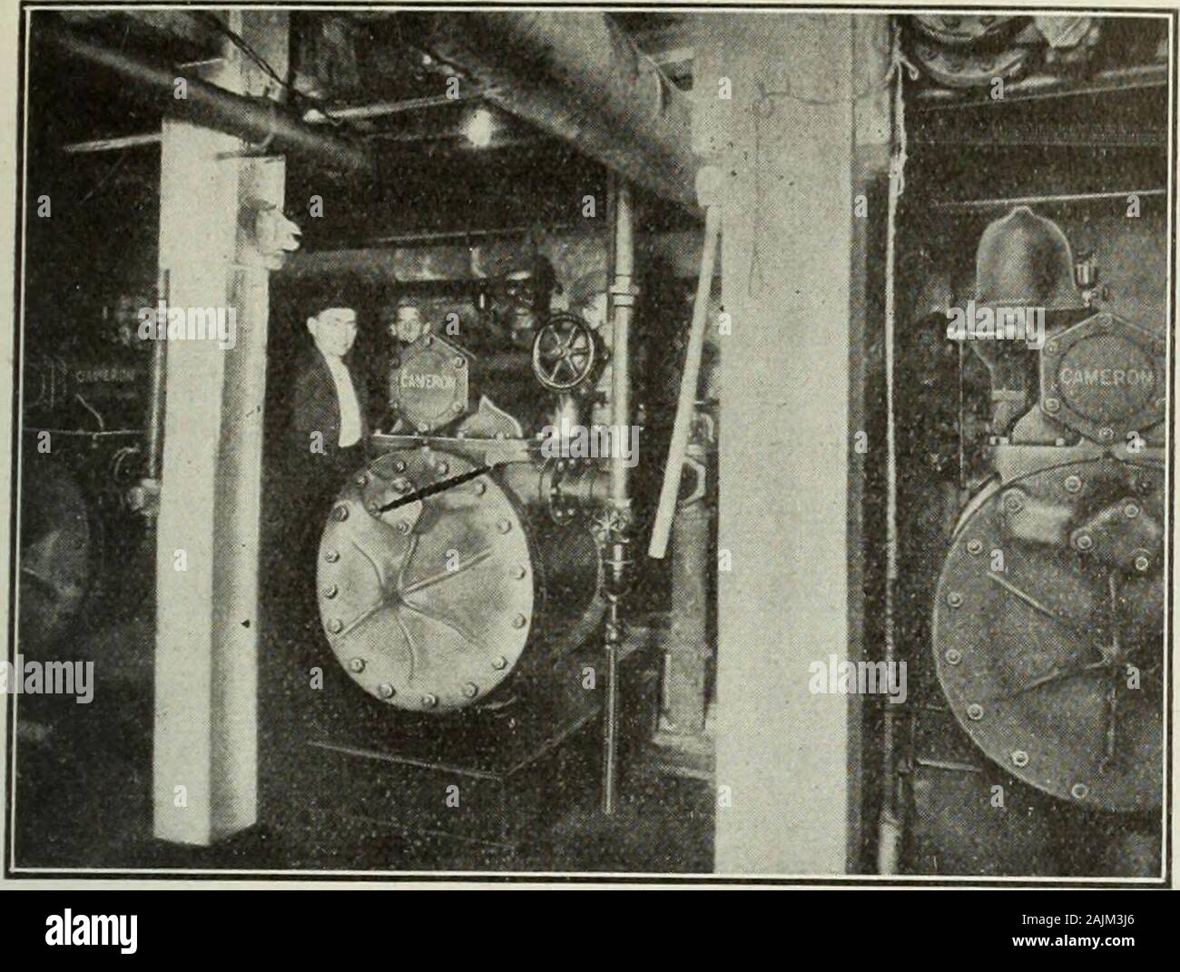Ingegnere canadese . Sifone Kensico-15 ft. La sezione di 9 ft. 9. x 7-16. a. SteelPipe. Taglia mostrata da automobile. Prima di collocare il calcestruzzo della busta una boiacca è!versata! Nelle scanalature disposte sulla superficie superiore delle culle. L'accesso è acquisita dal lato. Questo groutfills il sistema di scanalature sotto la piastra di acciaio e effectsa chiudere il giunto. L'immissione del guscio interno di malta cementizia isone dei più interessanti e importanti questioni connectedwith il sifone in acciaio lavoro. Tale rivestimento viene richiesto di mantengono un minimo spessore di due pollici e un interno liscio- Febbraio 29 Foto Stock