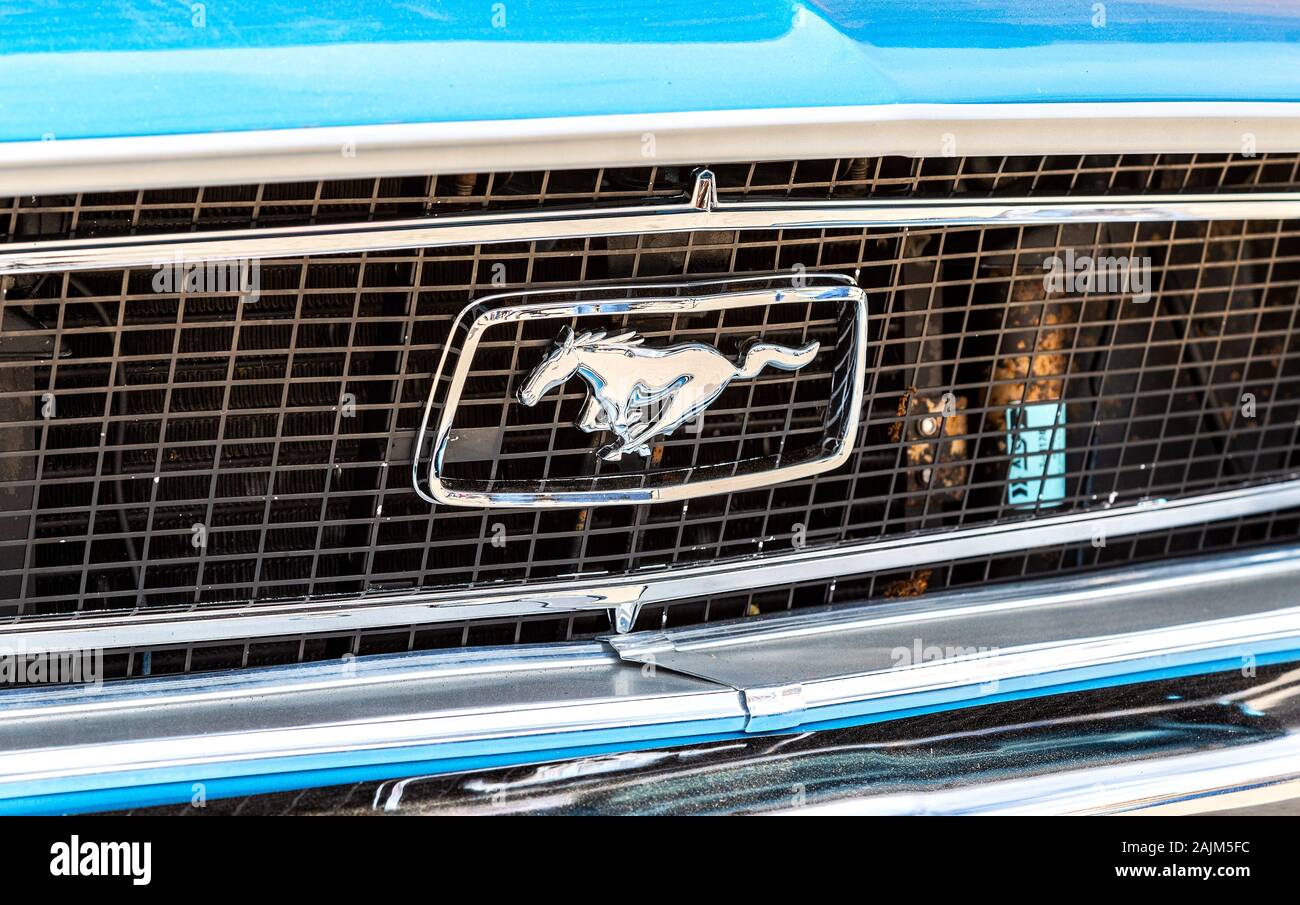 Samara, Russia - 18 Maggio 2019: Retro vettura Ford Mustang logo. La Ford Mustang è un American automobile prodotta da Ford Foto Stock